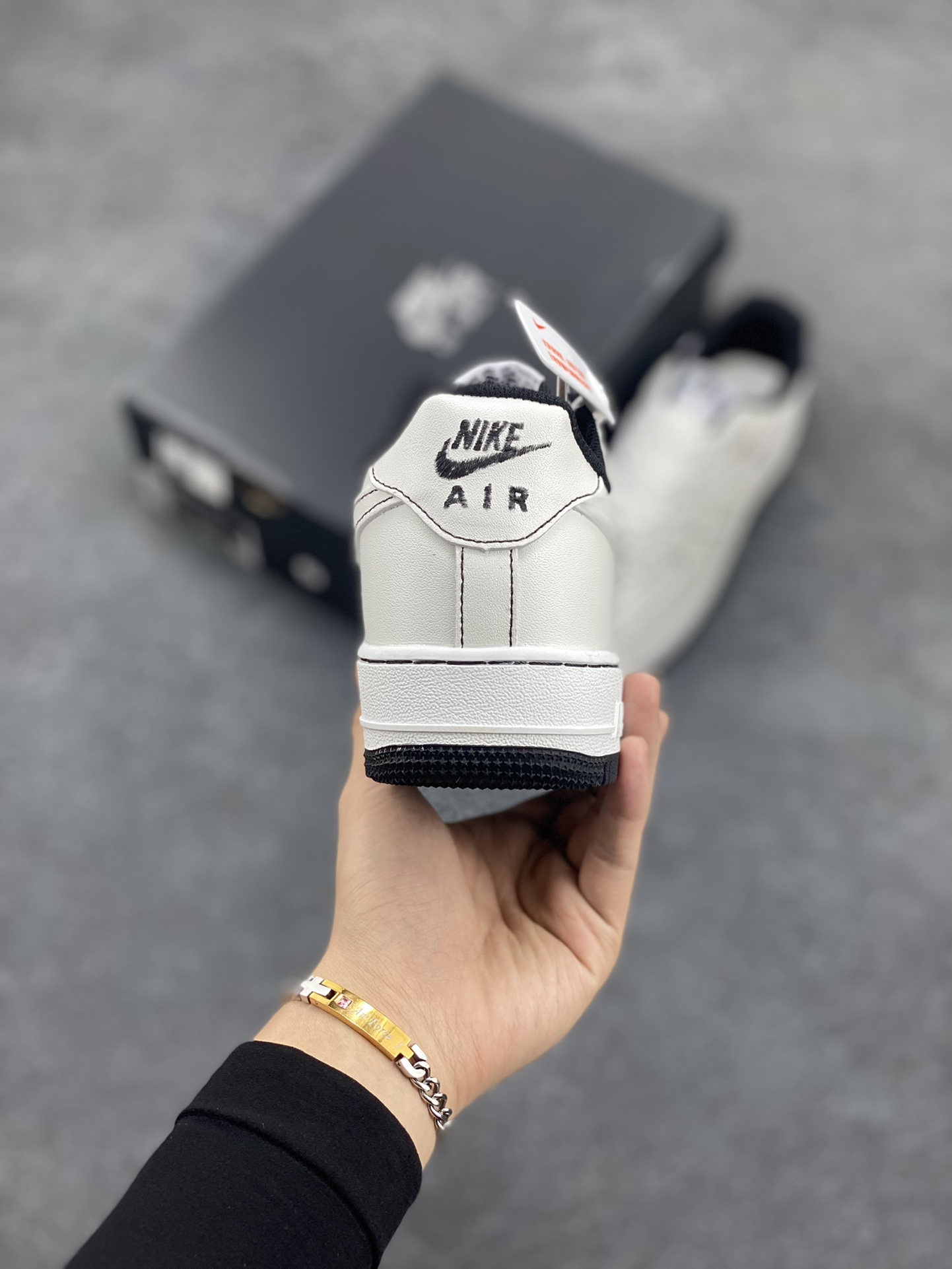 图片[4]-福利特价 Nike Air Force 1 Low 白黑缝线 空军一号低帮运动休闲板鞋 原楦头原纸板 打造纯正空军版型 专注外贸渠道 全掌内置蜂窝气垫 原盒配件 原厂中底钢印、拉帮完美 货号：CV1724-104 尺码：36 36.5 37.5 38 38.5 39 40 40.5 41 42 42.5 43 44 44.5 45-选品中心