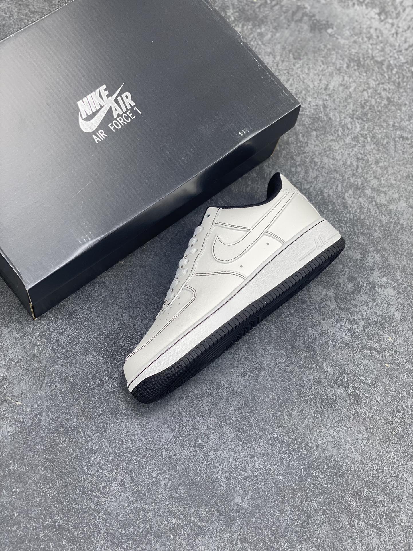 图片[7]-福利特价 Nike Air Force 1 Low 白黑缝线 空军一号低帮运动休闲板鞋 原楦头原纸板 打造纯正空军版型 专注外贸渠道 全掌内置蜂窝气垫 原盒配件 原厂中底钢印、拉帮完美 货号：CV1724-104 尺码：36 36.5 37.5 38 38.5 39 40 40.5 41 42 42.5 43 44 44.5 45-选品中心