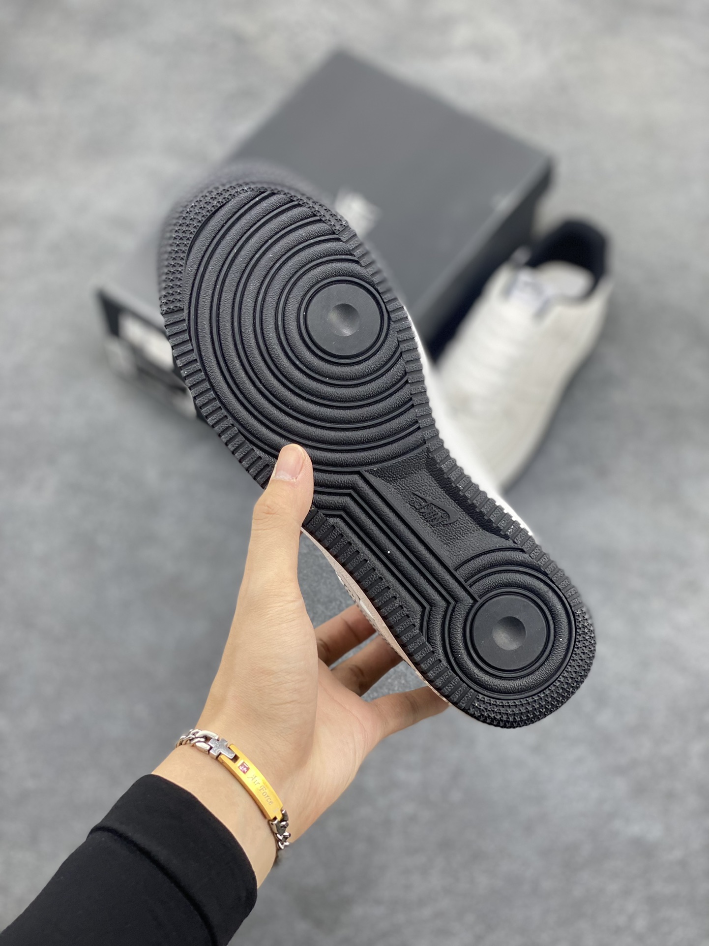 图片[5]-福利特价 Nike Air Force 1 Low 白黑缝线 空军一号低帮运动休闲板鞋 原楦头原纸板 打造纯正空军版型 专注外贸渠道 全掌内置蜂窝气垫 原盒配件 原厂中底钢印、拉帮完美 货号：CV1724-104 尺码：36 36.5 37.5 38 38.5 39 40 40.5 41 42 42.5 43 44 44.5 45-选品中心