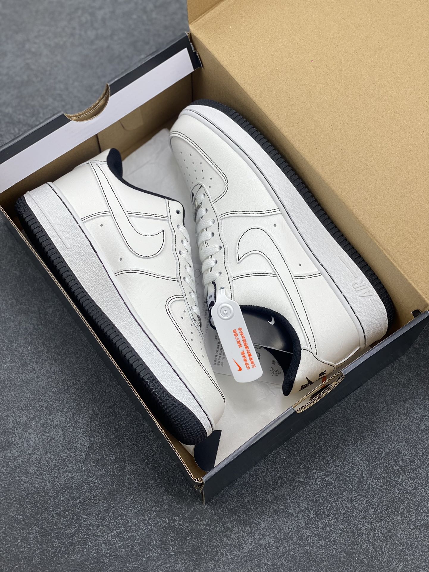 图片[9]-福利特价 Nike Air Force 1 Low 白黑缝线 空军一号低帮运动休闲板鞋 原楦头原纸板 打造纯正空军版型 专注外贸渠道 全掌内置蜂窝气垫 原盒配件 原厂中底钢印、拉帮完美 货号：CV1724-104 尺码：36 36.5 37.5 38 38.5 39 40 40.5 41 42 42.5 43 44 44.5 45-选品中心