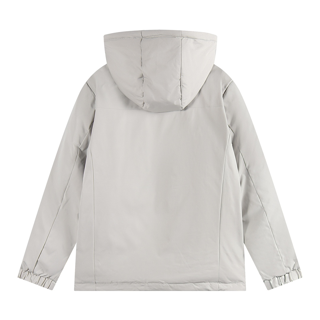 ❥G102#P443(鸭绒服)
颜色:黑色 深灰色 米白色
码数:S M L XL XXL
Arctery 始祖鸟男女冲锋衣鸭绒服户外休闲运动外套,一款专为户外休闲运动爱好者设计的时尚外套, 始祖鸟冲锋衣鸭绒服的设计独具匠心,时尚的外观和出色的功能性使其成为户外运动的理想选择。外套保证了出色的保暖效果,即使在低温环境下也能让你保持温暖舒适。同时,外套的外层面料具有良好的防水性和透气性,让你在户外运动时免受雨雪天气的困扰。 多个口袋设计,方便携带随身物品。无论是户外徒步、登山还是滑雪,始祖鸟羽绒服都是你的理想选择,无论是日常休闲还是专业户外运动,这款外套都是你不容错过的选择 。