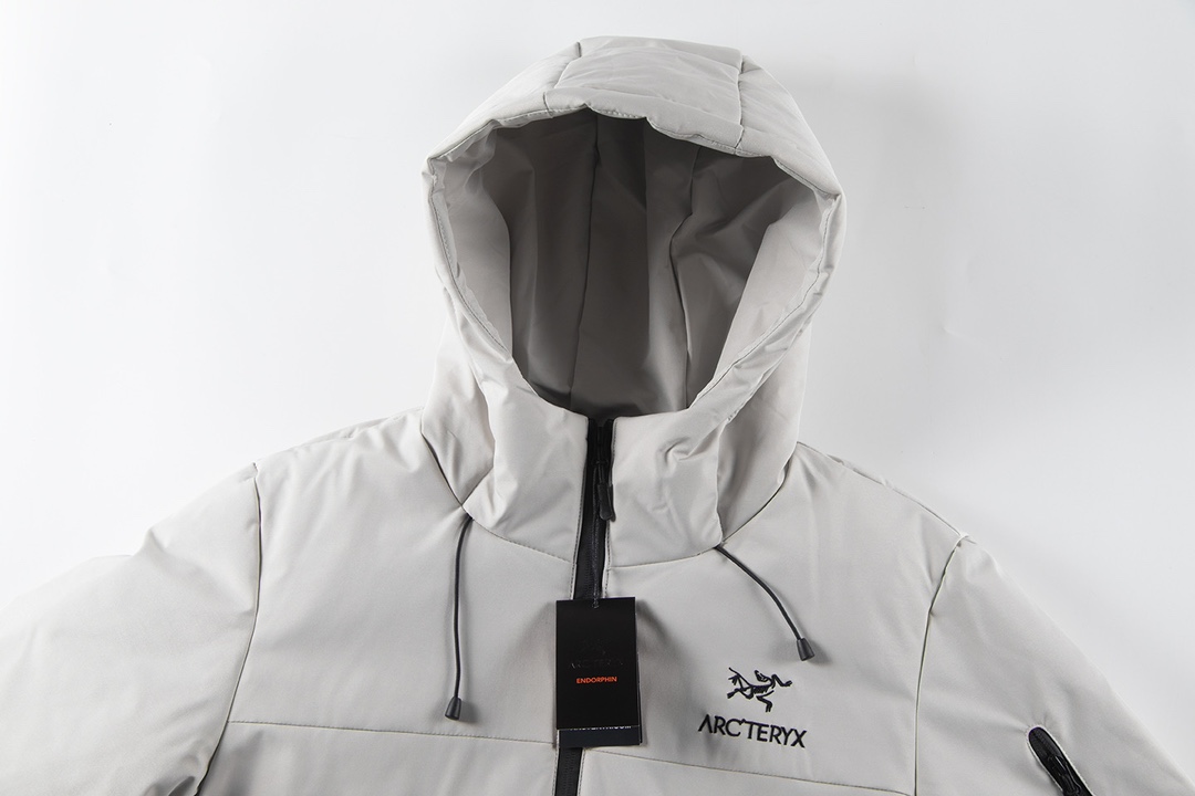 ❥G102#P443(鸭绒服)
颜色:黑色 深灰色 米白色
码数:S M L XL XXL
Arctery 始祖鸟男女冲锋衣鸭绒服户外休闲运动外套,一款专为户外休闲运动爱好者设计的时尚外套, 始祖鸟冲锋衣鸭绒服的设计独具匠心,时尚的外观和出色的功能性使其成为户外运动的理想选择。外套保证了出色的保暖效果,即使在低温环境下也能让你保持温暖舒适。同时,外套的外层面料具有良好的防水性和透气性,让你在户外运动时免受雨雪天气的困扰。 多个口袋设计,方便携带随身物品。无论是户外徒步、登山还是滑雪,始祖鸟羽绒服都是你的理想选择,无论是日常休闲还是专业户外运动,这款外套都是你不容错过的选择 。