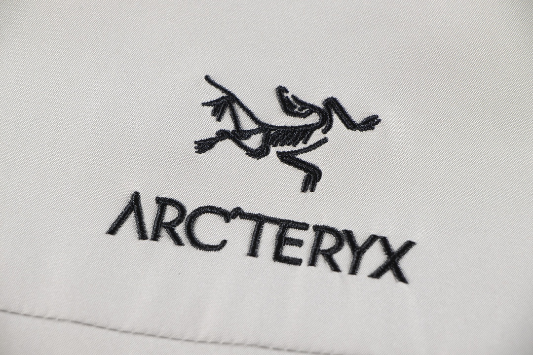 ❥G102#P443(鸭绒服)
颜色:黑色 深灰色 米白色
码数:S M L XL XXL
Arctery 始祖鸟男女冲锋衣鸭绒服户外休闲运动外套,一款专为户外休闲运动爱好者设计的时尚外套, 始祖鸟冲锋衣鸭绒服的设计独具匠心,时尚的外观和出色的功能性使其成为户外运动的理想选择。外套保证了出色的保暖效果,即使在低温环境下也能让你保持温暖舒适。同时,外套的外层面料具有良好的防水性和透气性,让你在户外运动时免受雨雪天气的困扰。 多个口袋设计,方便携带随身物品。无论是户外徒步、登山还是滑雪,始祖鸟羽绒服都是你的理想选择,无论是日常休闲还是专业户外运动,这款外套都是你不容错过的选择 。