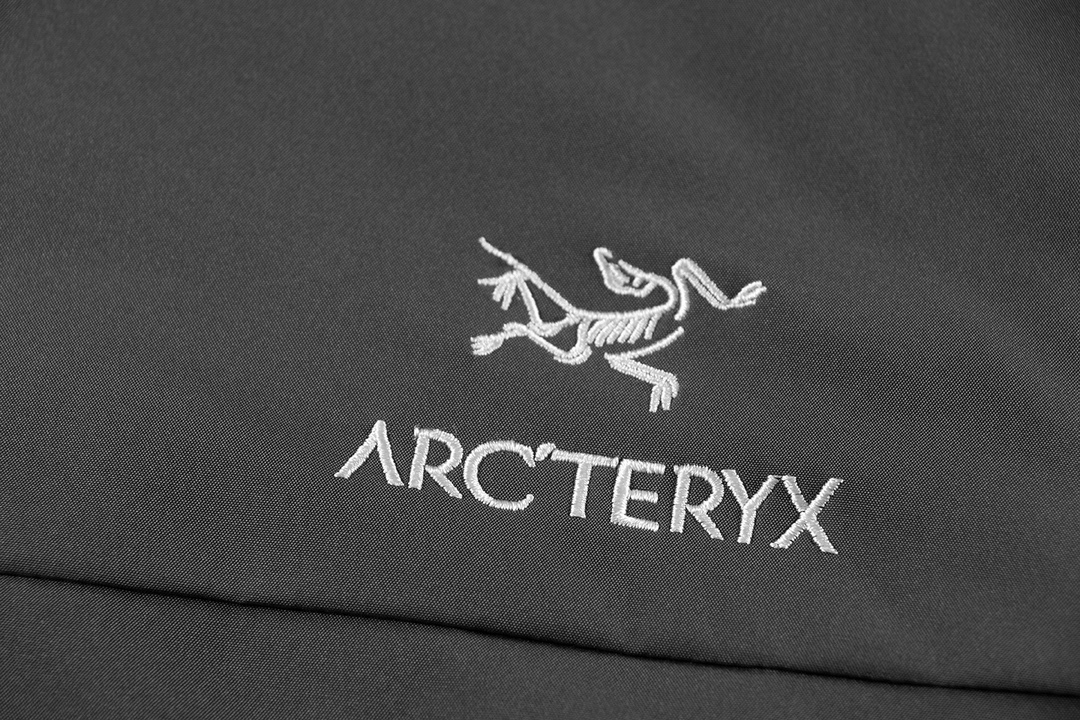 ❥G102#P443(鸭绒服)
颜色:黑色 深灰色 米白色
码数:S M L XL XXL
Arctery 始祖鸟男女冲锋衣鸭绒服户外休闲运动外套,一款专为户外休闲运动爱好者设计的时尚外套, 始祖鸟冲锋衣鸭绒服的设计独具匠心,时尚的外观和出色的功能性使其成为户外运动的理想选择。外套保证了出色的保暖效果,即使在低温环境下也能让你保持温暖舒适。同时,外套的外层面料具有良好的防水性和透气性,让你在户外运动时免受雨雪天气的困扰。 多个口袋设计,方便携带随身物品。无论是户外徒步、登山还是滑雪,始祖鸟羽绒服都是你的理想选择,无论是日常休闲还是专业户外运动,这款外套都是你不容错过的选择 。