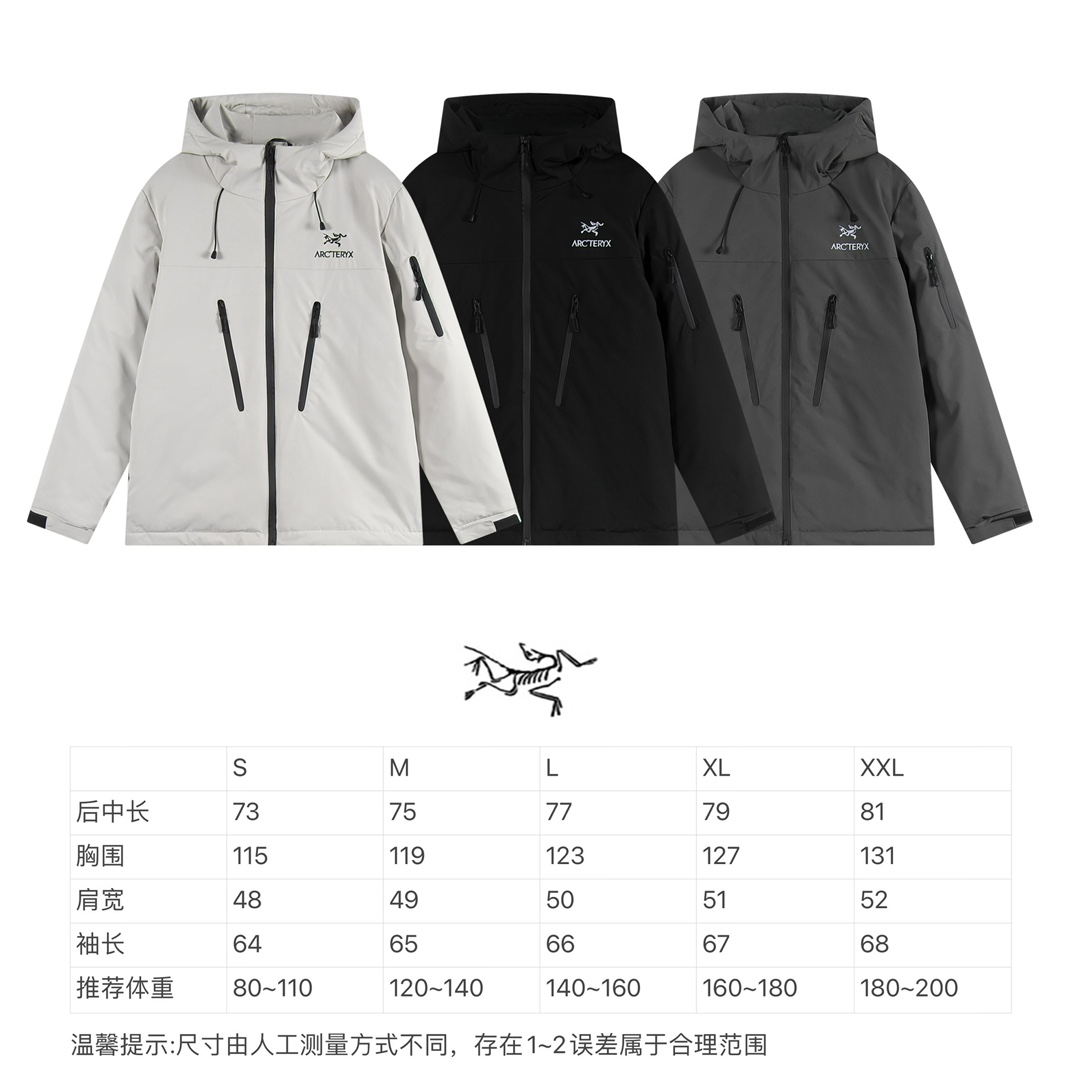 ❥G102#P443(鸭绒服)
颜色:黑色 深灰色 米白色
码数:S M L XL XXL
Arctery 始祖鸟男女冲锋衣鸭绒服户外休闲运动外套,一款专为户外休闲运动爱好者设计的时尚外套, 始祖鸟冲锋衣鸭绒服的设计独具匠心,时尚的外观和出色的功能性使其成为户外运动的理想选择。外套保证了出色的保暖效果,即使在低温环境下也能让你保持温暖舒适。同时,外套的外层面料具有良好的防水性和透气性,让你在户外运动时免受雨雪天气的困扰。 多个口袋设计,方便携带随身物品。无论是户外徒步、登山还是滑雪,始祖鸟羽绒服都是你的理想选择,无论是日常休闲还是专业户外运动,这款外套都是你不容错过的选择 。