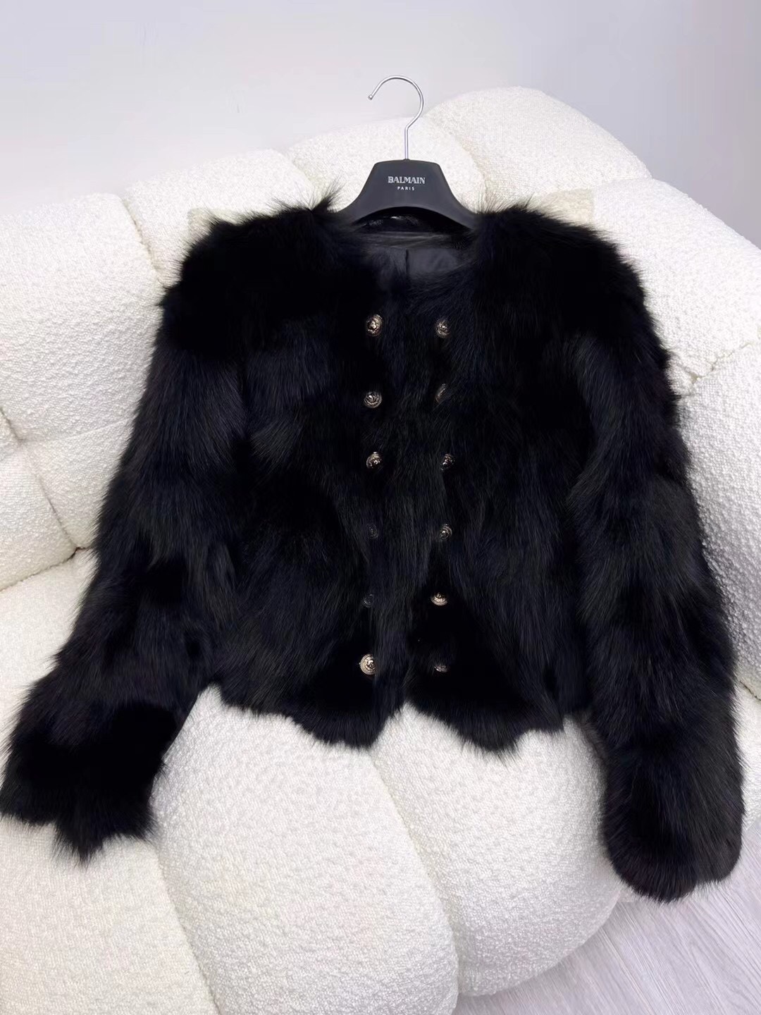 Stylish Single-Rate Female Suit with Fox Fur and Gold Buttons – High-Level Glamour - 图片 1