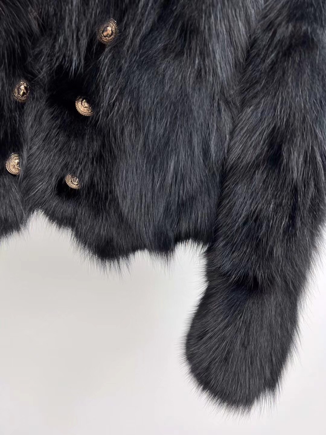 Stylish Single-Rate Female Suit with Fox Fur and Gold Buttons – High-Level Glamour - 图片 7