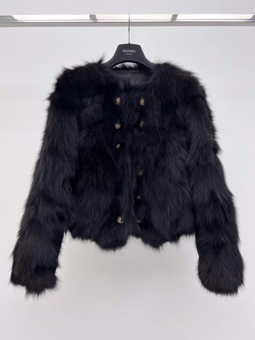 Stylish Single-Rate Female Suit with Fox Fur and Gold Buttons – High-Level Glamour - 图片 4