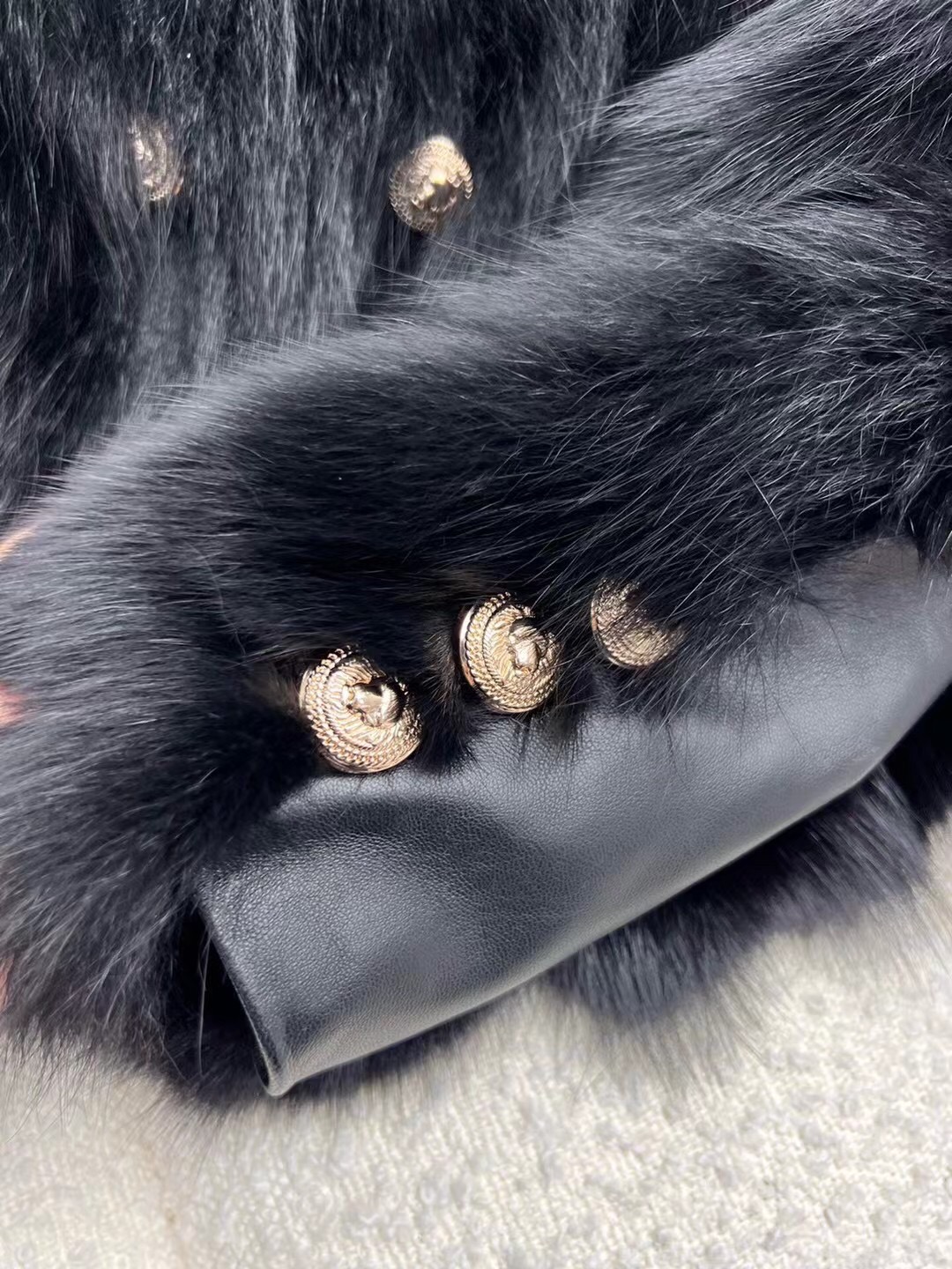 Stylish Single-Rate Female Suit with Fox Fur and Gold Buttons – High-Level Glamour - 图片 3