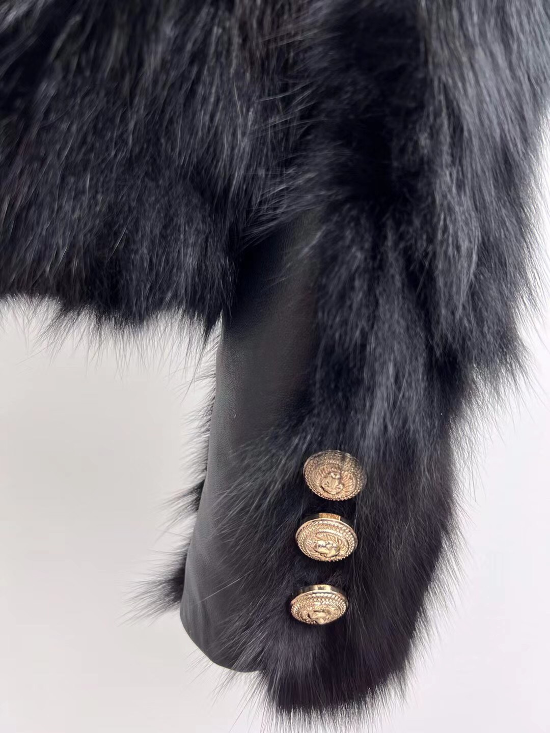 Stylish Single-Rate Female Suit with Fox Fur and Gold Buttons – High-Level Glamour - 图片 9