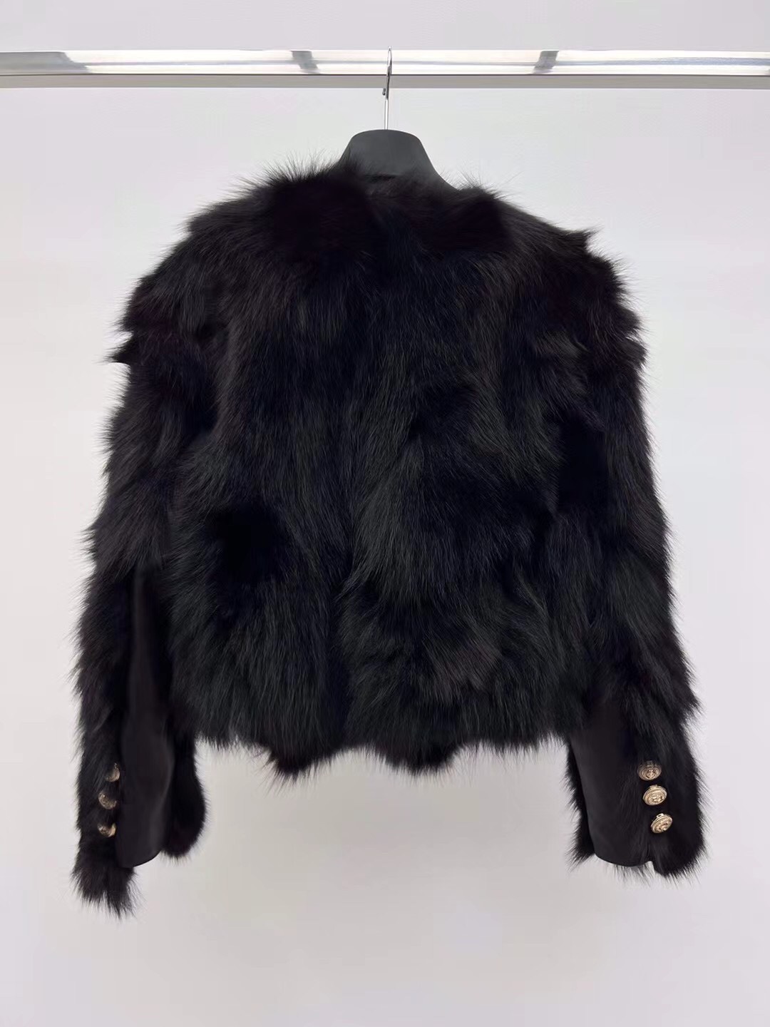 Stylish Single-Rate Female Suit with Fox Fur and Gold Buttons – High-Level Glamour - 图片 8