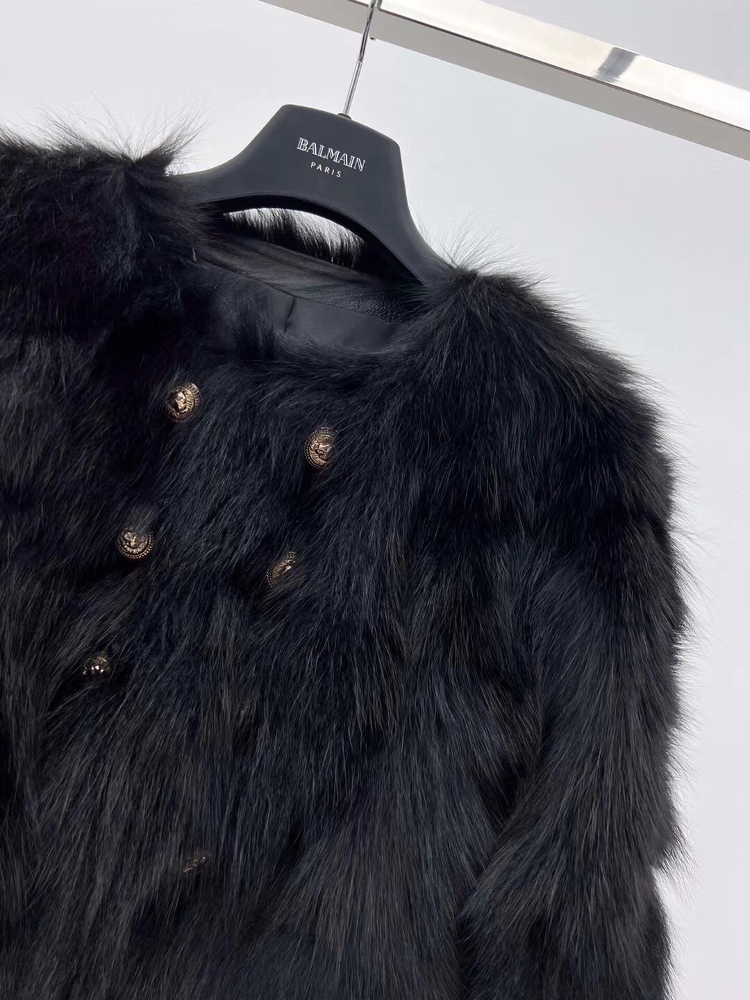 Stylish Single-Rate Female Suit with Fox Fur and Gold Buttons – High-Level Glamour - 图片 5