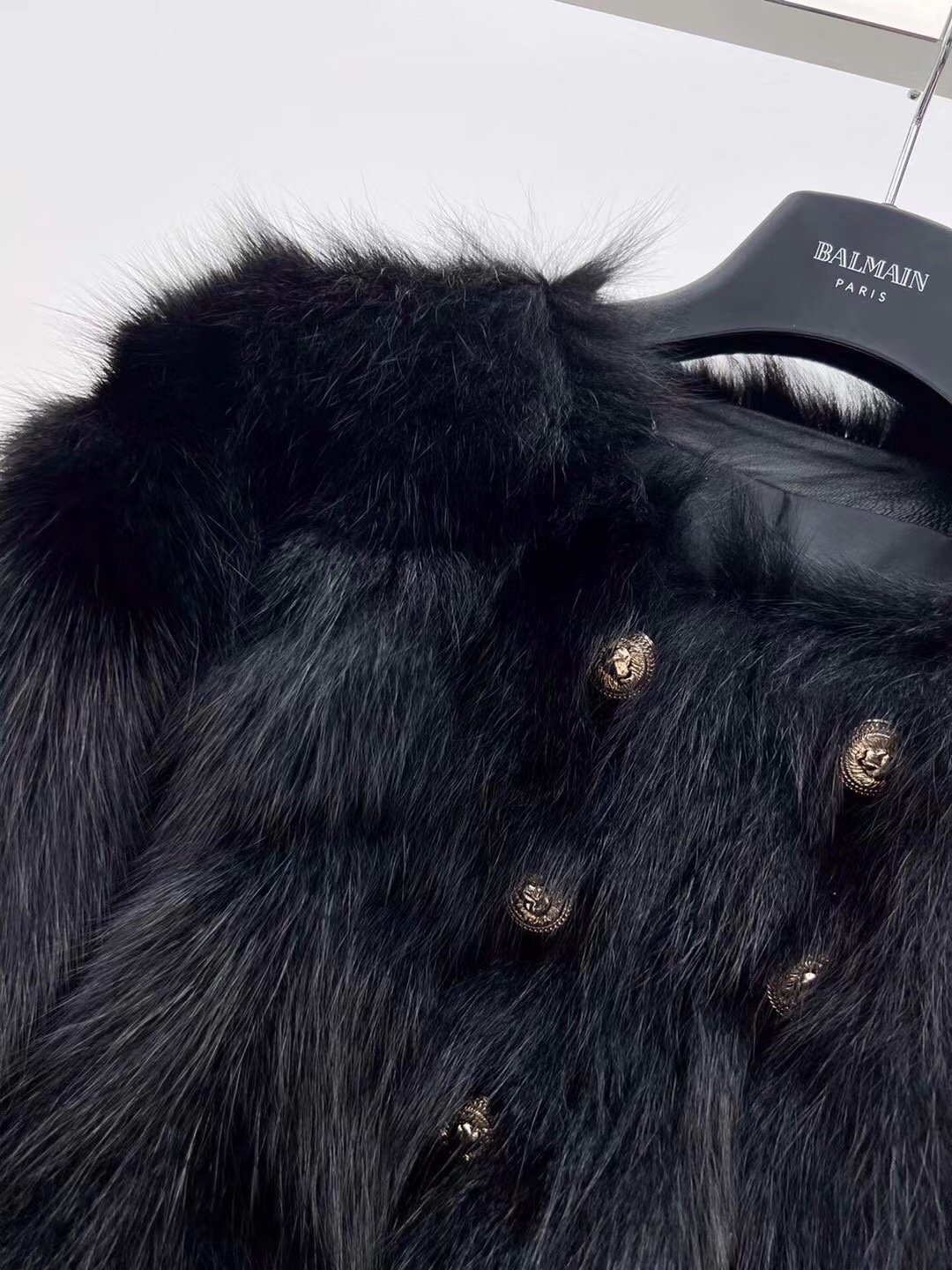 Stylish Single-Rate Female Suit with Fox Fur and Gold Buttons – High-Level Glamour - 图片 6