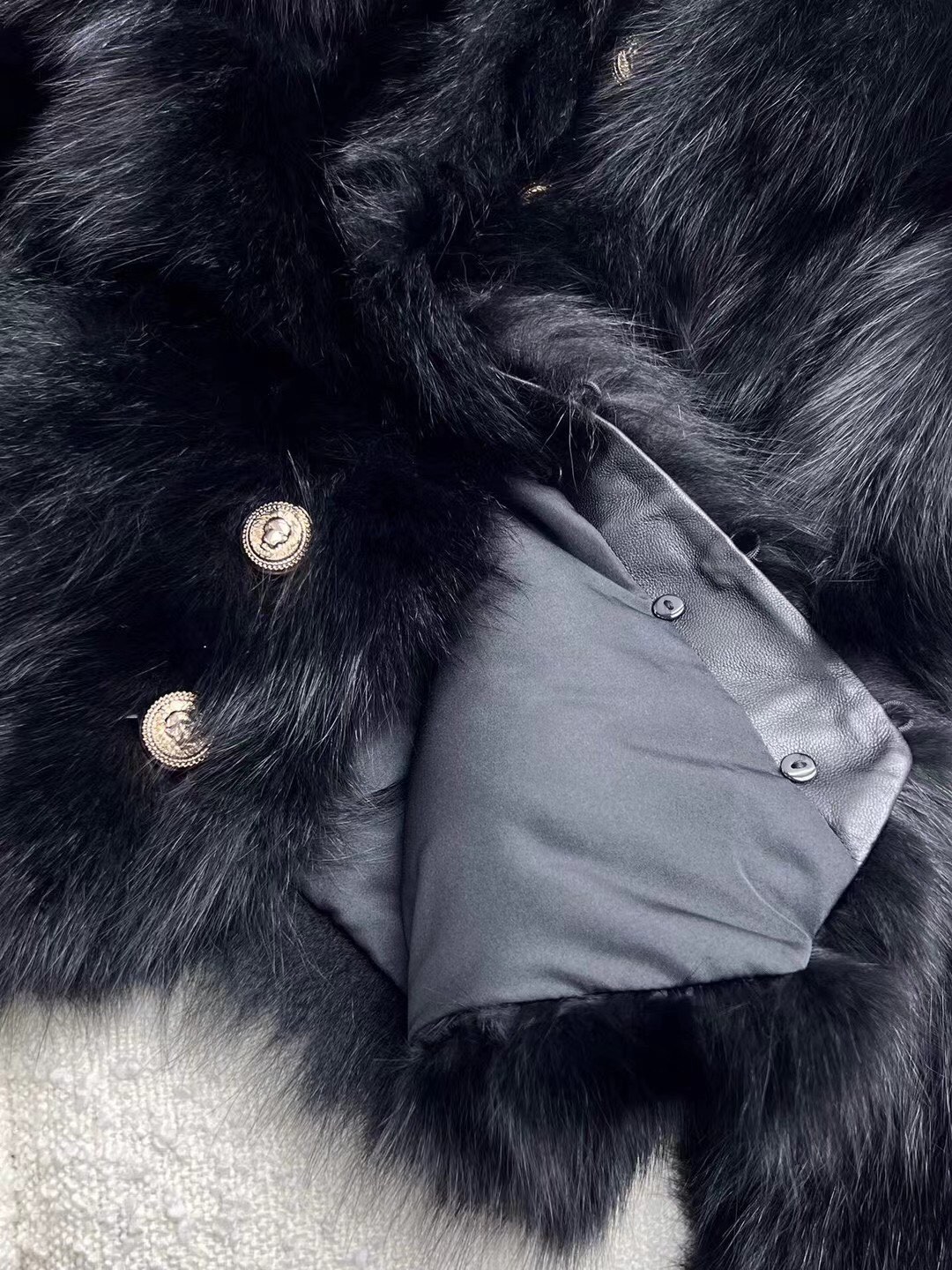 Stylish Single-Rate Female Suit with Fox Fur and Gold Buttons – High-Level Glamour - 图片 2