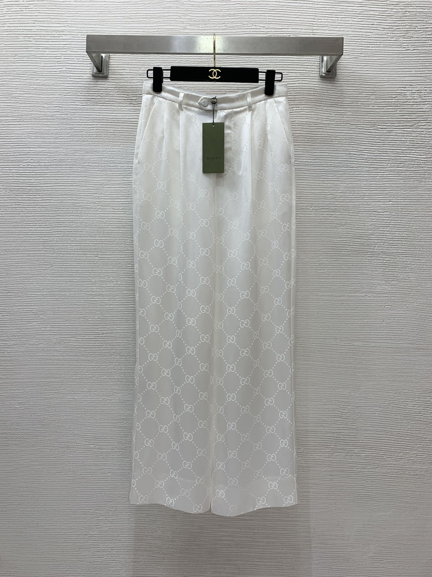 NO:313485,Model number G24101748 GUCC* Exclusive high-end customized quality acetate fabric feels silky and comfortable and super high-end!  Fashionable and versatile mid-high waist zipper buckle high waist wide-leg trousers!  Black, off-white, (M size waist 74, hip 94, pants length 100), gucci, alexander wang19860909款号G24101748 GUCC*独家精品高端定制质量醋酸面料手感丝滑舒适超高级！时尚百搭中高腰拉链系扣门襟高腰阔腿裤长裤！黑色、米白色、（M码腰围74,臀围94,裤长100）,,gucci,alexander wang,Women's clothing