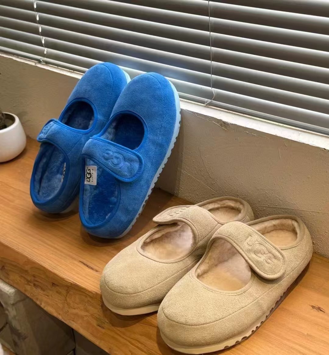 NO:541972,ugg wool mary jane lazy small flat bottom 3 colors. long-term sense of relaxation, cow suede with Australian merino wool, great texture, easy to put on and take off, size 35-40, three colors,,mary jane19860909ugg羊毛玛丽珍 懒人小平底3色. 长期主义松弛感拿捏 牛反绒搭配澳洲美利奴羊毛 质感超棒 穿脱很随意 size35-40 三色,,mary jane,Men's shoes