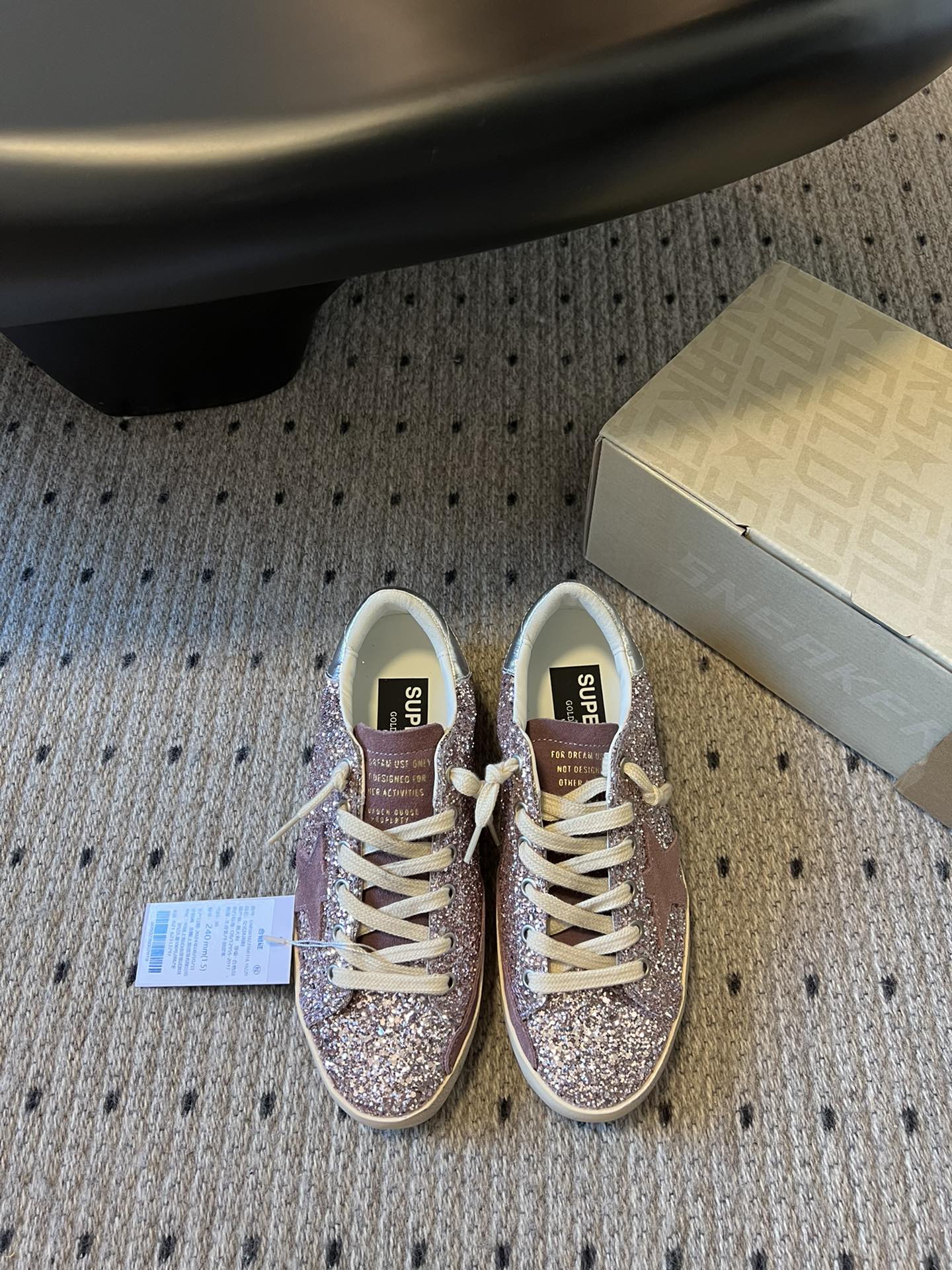 NO:174399,GoldenGoos* 24 latest autumn style Pink Stars Old Small Dirty Shoes Golden Goose's latest pink shiny star old Small Dirty Shoes!  This one really feels shining, and the pink shiny crystal has hit whose girl’s heart!  This one is not very obvious because the focus is on the pink shiny color, but it is really super beautiful!  It feels like a must-have item for fashionable essence!  Material spliced ​​leather, Nei Li, pure natural rubber outsole, shoe size 35-39/40, customized, non-return, casual shoes/sports shoes, sneakers, gold19860909GoldenGoos* 24 秋季最新款 粉色星星做旧小脏鞋 黄金鹅最新款粉色亮晶晶星星做旧小脏鞋！这款真的感觉在闪耀哎,粉色的亮晶晶又戳中了谁的少女心呢！这款的做旧很不是很明显因为感觉重点还是在粉色亮晶晶上面,但是也真的超级好看！感觉是时髦精必备单品啦！ 材质拼接皮革 内里羊里 大底纯天然橡胶大底 鞋码35-39/40定制不退换,休闲鞋/运动鞋,sneakers,gold,Women's Shoes