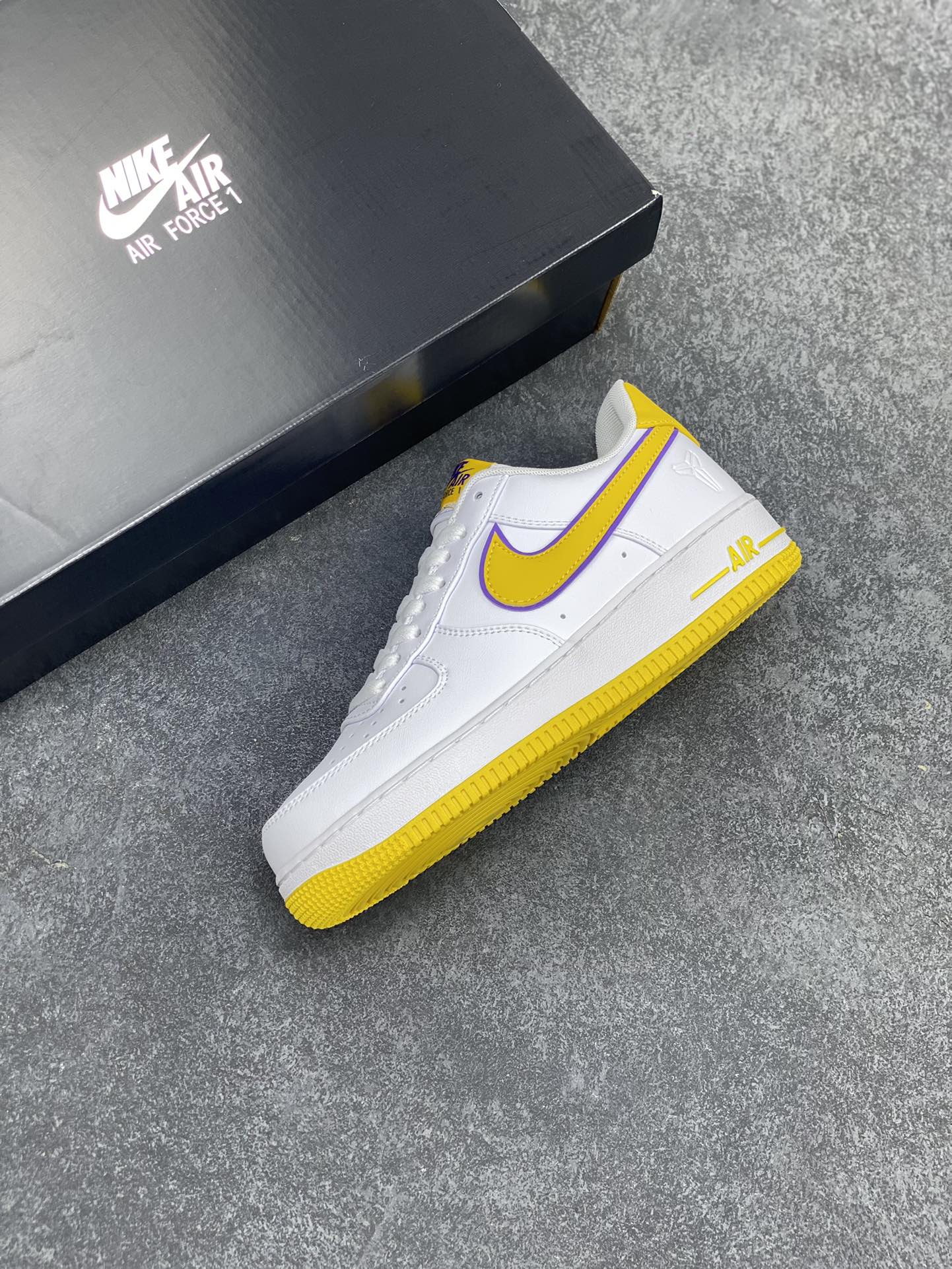 图片[7]-Nike Air Force 1 Low 07 科比白黑黄 原楦头原纸板 打造纯正低帮空军版型专注外贸渠道 全掌内置蜂窝气垫 原盒配件 原厂中底钢印、拉帮完美 货号：FZ1151-100 尺码：36 36.5 37.5 38 38.5 39 40 40.5 41 42 42.5 43 44 44.5 45 46-选品中心