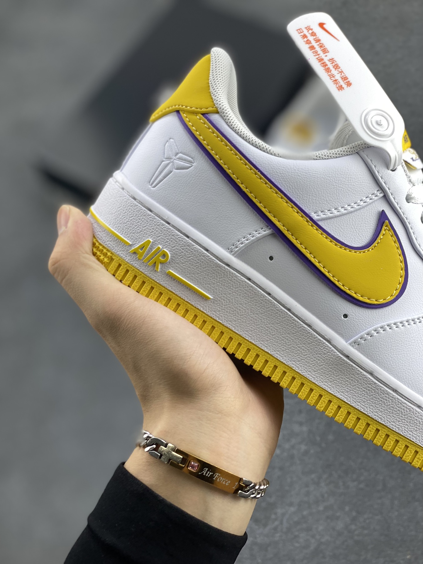 图片[6]-Nike Air Force 1 Low 07 科比白黑黄 原楦头原纸板 打造纯正低帮空军版型专注外贸渠道 全掌内置蜂窝气垫 原盒配件 原厂中底钢印、拉帮完美 货号：FZ1151-100 尺码：36 36.5 37.5 38 38.5 39 40 40.5 41 42 42.5 43 44 44.5 45 46-选品中心