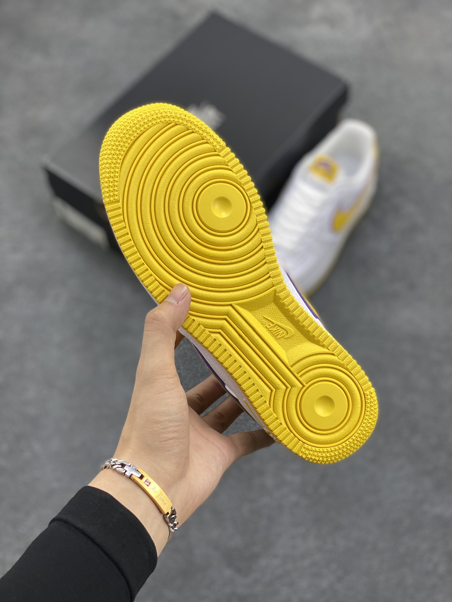 图片[5]-Nike Air Force 1 Low 07 科比白黑黄 原楦头原纸板 打造纯正低帮空军版型专注外贸渠道 全掌内置蜂窝气垫 原盒配件 原厂中底钢印、拉帮完美 货号：FZ1151-100 尺码：36 36.5 37.5 38 38.5 39 40 40.5 41 42 42.5 43 44 44.5 45 46-选品中心