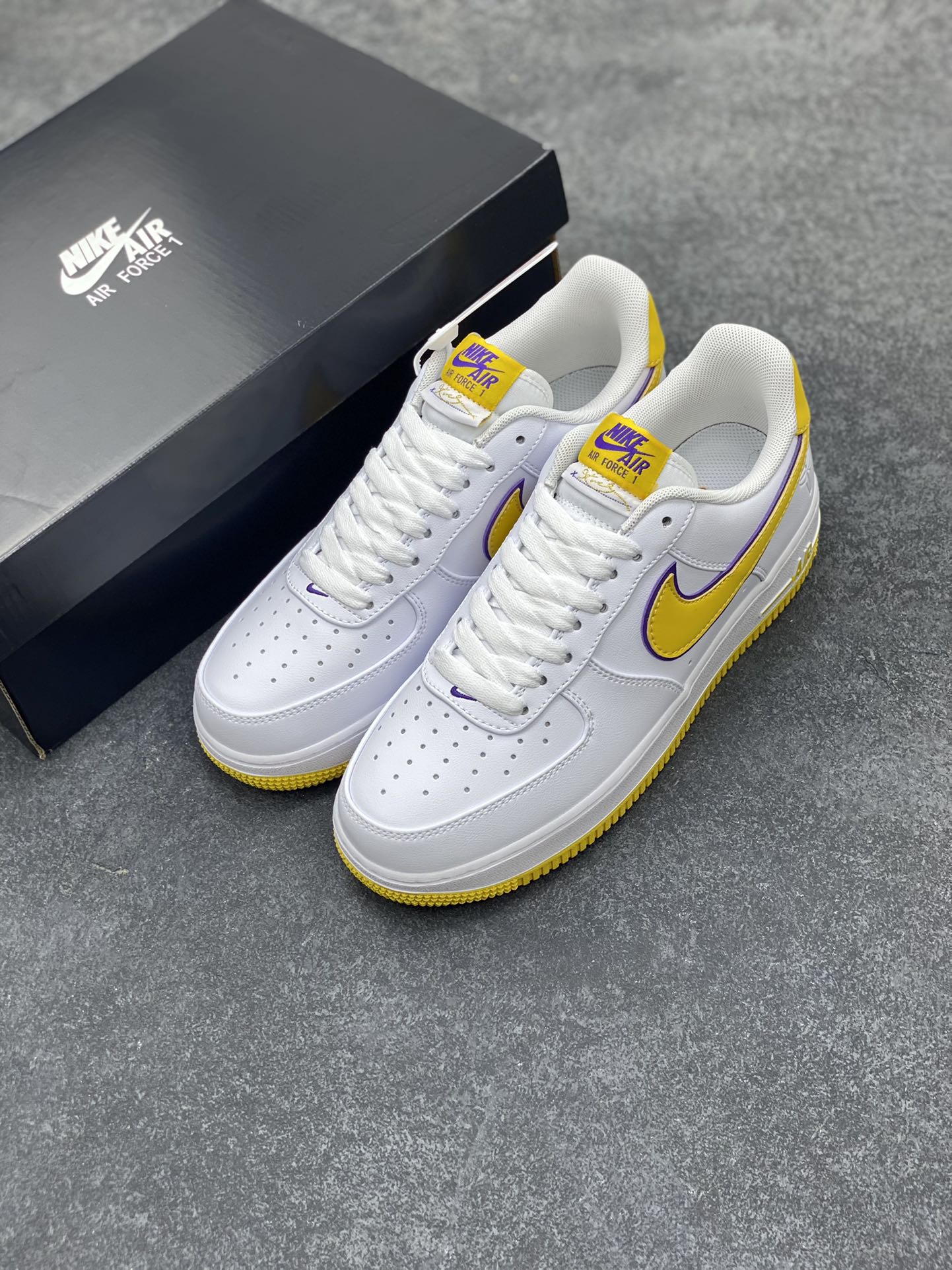 图片[8]-Nike Air Force 1 Low 07 科比白黑黄 原楦头原纸板 打造纯正低帮空军版型专注外贸渠道 全掌内置蜂窝气垫 原盒配件 原厂中底钢印、拉帮完美 货号：FZ1151-100 尺码：36 36.5 37.5 38 38.5 39 40 40.5 41 42 42.5 43 44 44.5 45 46-选品中心