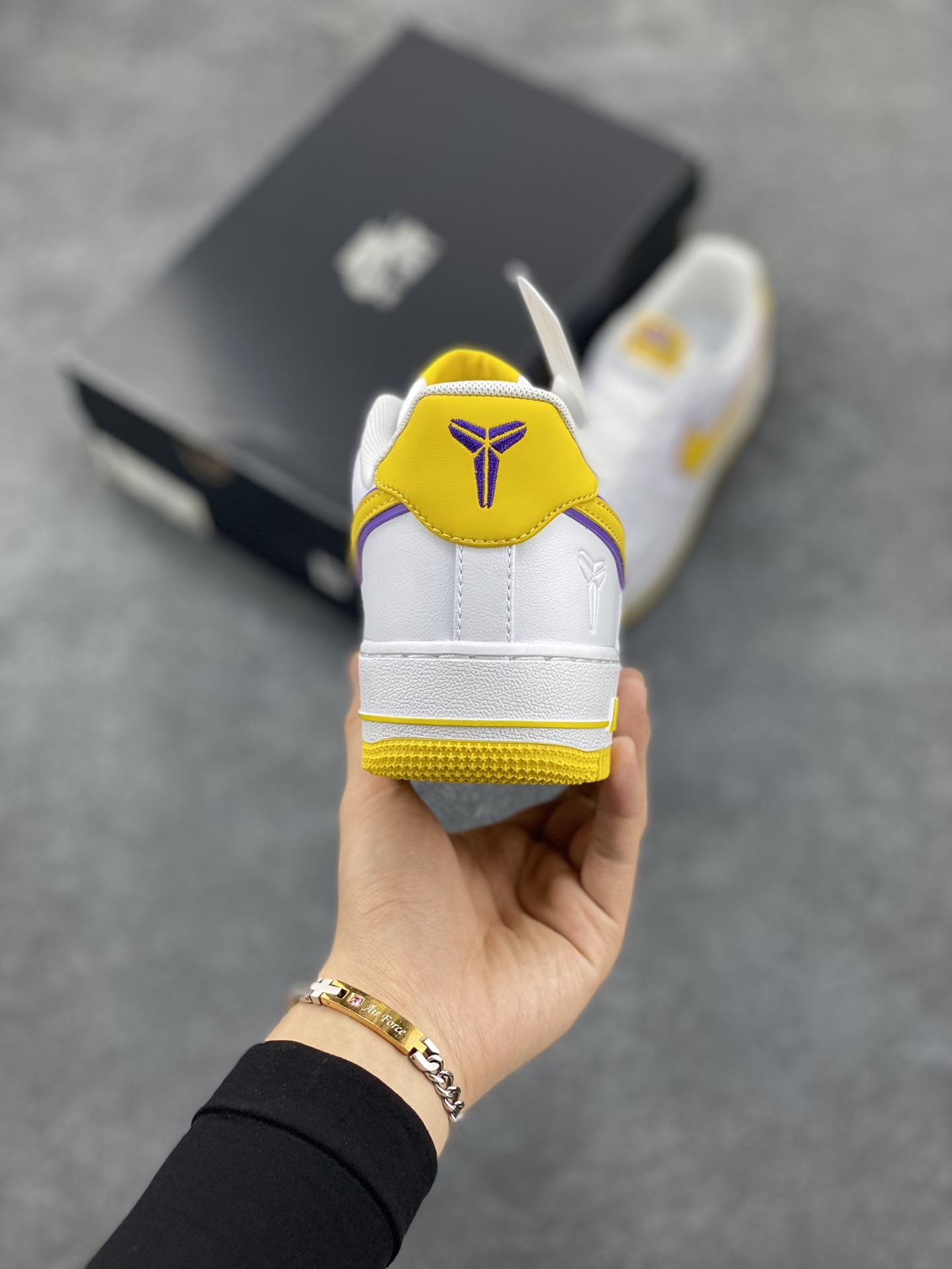 图片[4]-Nike Air Force 1 Low 07 科比白黑黄 原楦头原纸板 打造纯正低帮空军版型专注外贸渠道 全掌内置蜂窝气垫 原盒配件 原厂中底钢印、拉帮完美 货号：FZ1151-100 尺码：36 36.5 37.5 38 38.5 39 40 40.5 41 42 42.5 43 44 44.5 45 46-选品中心