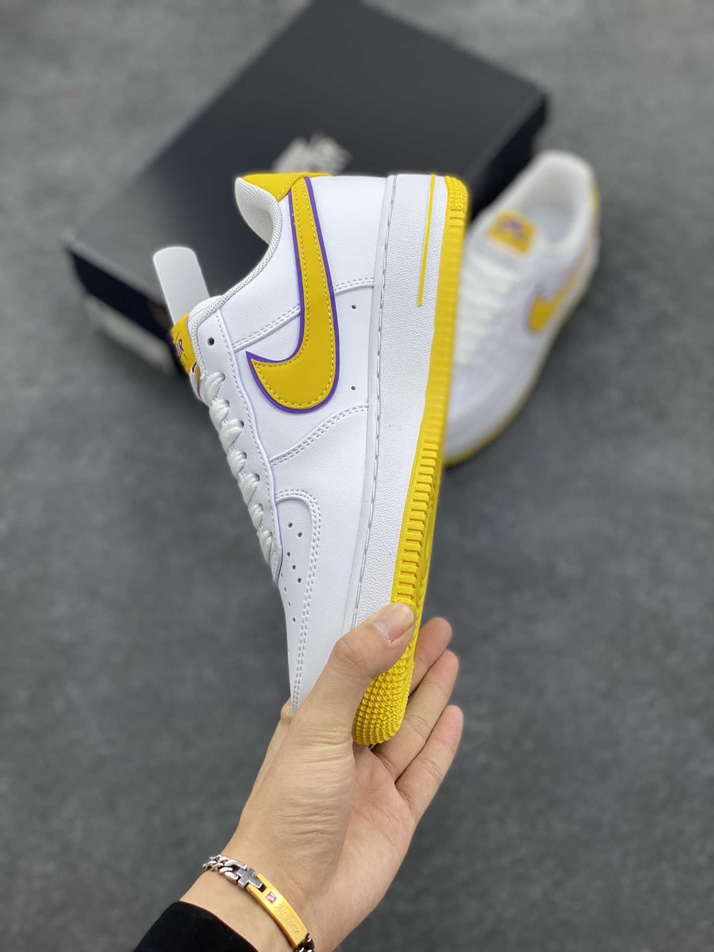 图片[3]-Nike Air Force 1 Low 07 科比白黑黄 原楦头原纸板 打造纯正低帮空军版型专注外贸渠道 全掌内置蜂窝气垫 原盒配件 原厂中底钢印、拉帮完美 货号：FZ1151-100 尺码：36 36.5 37.5 38 38.5 39 40 40.5 41 42 42.5 43 44 44.5 45 46-选品中心