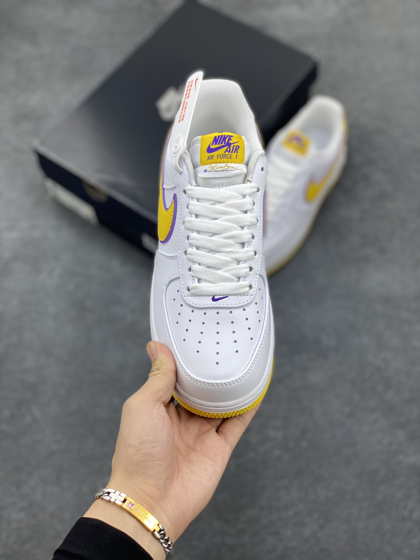 图片[2]-Nike Air Force 1 Low 07 科比白黑黄 原楦头原纸板 打造纯正低帮空军版型专注外贸渠道 全掌内置蜂窝气垫 原盒配件 原厂中底钢印、拉帮完美 货号：FZ1151-100 尺码：36 36.5 37.5 38 38.5 39 40 40.5 41 42 42.5 43 44 44.5 45 46-选品中心