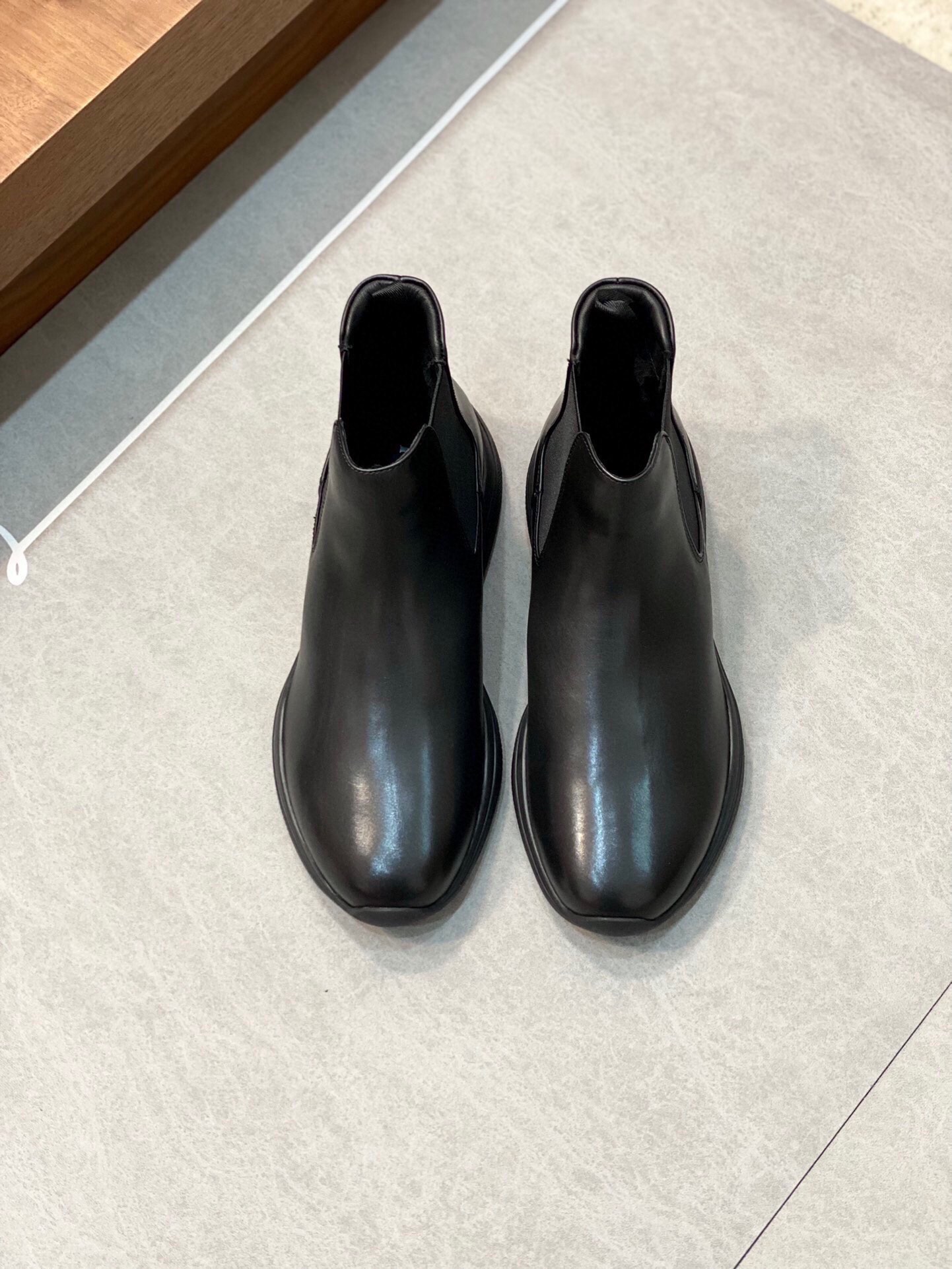 NO:217513,Prada/Prada Winter men's furry footwear shoes Top-notch products from Dongguan. Imported Napa cowhide upper raised layered design, lightweight and breathable, soft and comfortable Calfskin leather edging decoration, a unique sporty style. Genuine leather shoes tongue with classic PRADA letter red rubber badge, showing the brand style. Rubber outsole. Light and height increase of about 4CM. Genuine leather footbed. Customer-supplied hairy feel. Excellent foot feel. With original packaging. Size 39-40-41-42-43-44 Standard size, Prada, prada, prada, cowhide19860909Prada/普拉达 冬季男士毛里套脚鞋 莞产顶级猛货 进口纳帕牛皮鞋面凸起层次设计感 轻盈透气 柔软舒适 小牛皮真皮包边装饰 颇具与众不同的运动风范 真皮鞋舌配经典PRADA字母红色胶标徽章 尽显品牌格调 橡胶大底 轻盈且增高约4CM 真皮垫脚 客供毛里 脚感极佳 配原包装 尺码39-40-41-42-43-44 标准尺码,普拉达,prada,prada,cowhide,Men's shoes