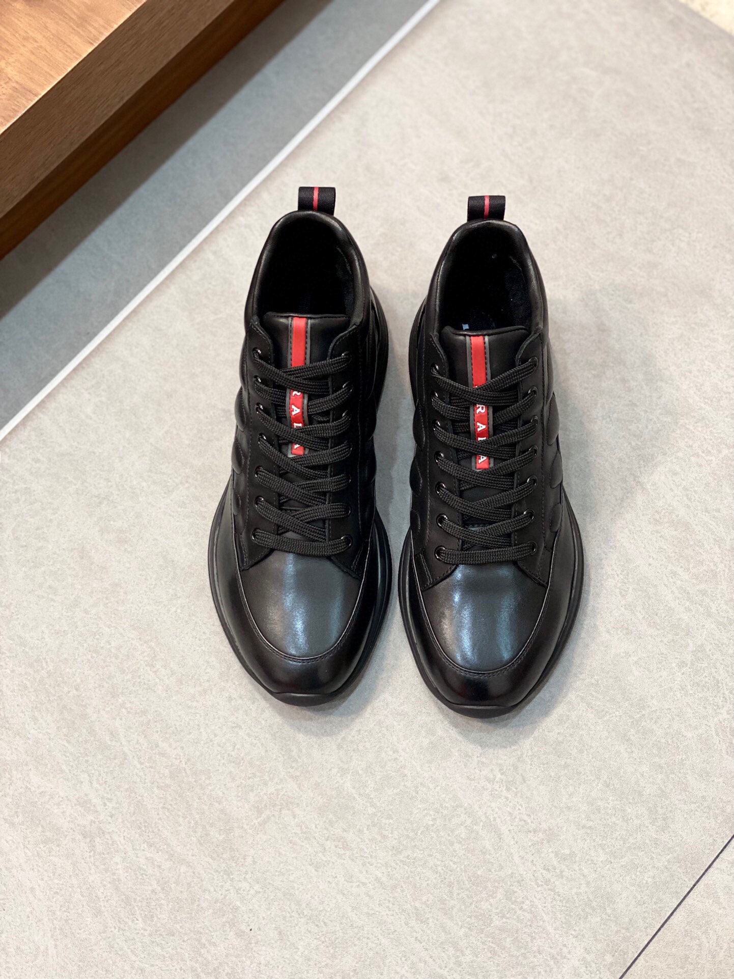 NO:217467,Maori 440 Prada/Prada Winter Maori men's lace-up sneakers Top-notch products from Dongguan. Imported Napa cowhide upper raised layered design, lightweight and breathable, soft and comfortable Calfskin leather edge-covered decoration, a unique sports style. Genuine leather shoes tongue with classic PRADA letter red rubber badge, showing the brand style. Rubber outsole. Light and heightened about 4CM. Genuine leather footbed. Excellent feel for customer-supplied Maori feet. Size 39-40-41-42-43-44 Standard size, Prada, prada, prada, sneakers, cowhide19860909毛里 皮里440 Prada/普拉达 冬季毛里男士系带运动鞋 莞产顶级猛货 进口纳帕牛皮鞋面凸起层次设计感 轻盈透气 柔软舒适 小牛皮真皮包边装饰 颇具与众不同的运动风范 真皮鞋舌配经典PRADA字母红色胶标徽章 尽显品牌格调 橡胶大底 轻盈且增高约4CM 真皮垫脚 客供毛里脚感极佳 配原包装 尺码39-40-41-42-43-44 标准尺码,普拉达,prada,prada,sneakers,cowhide,Men's shoes