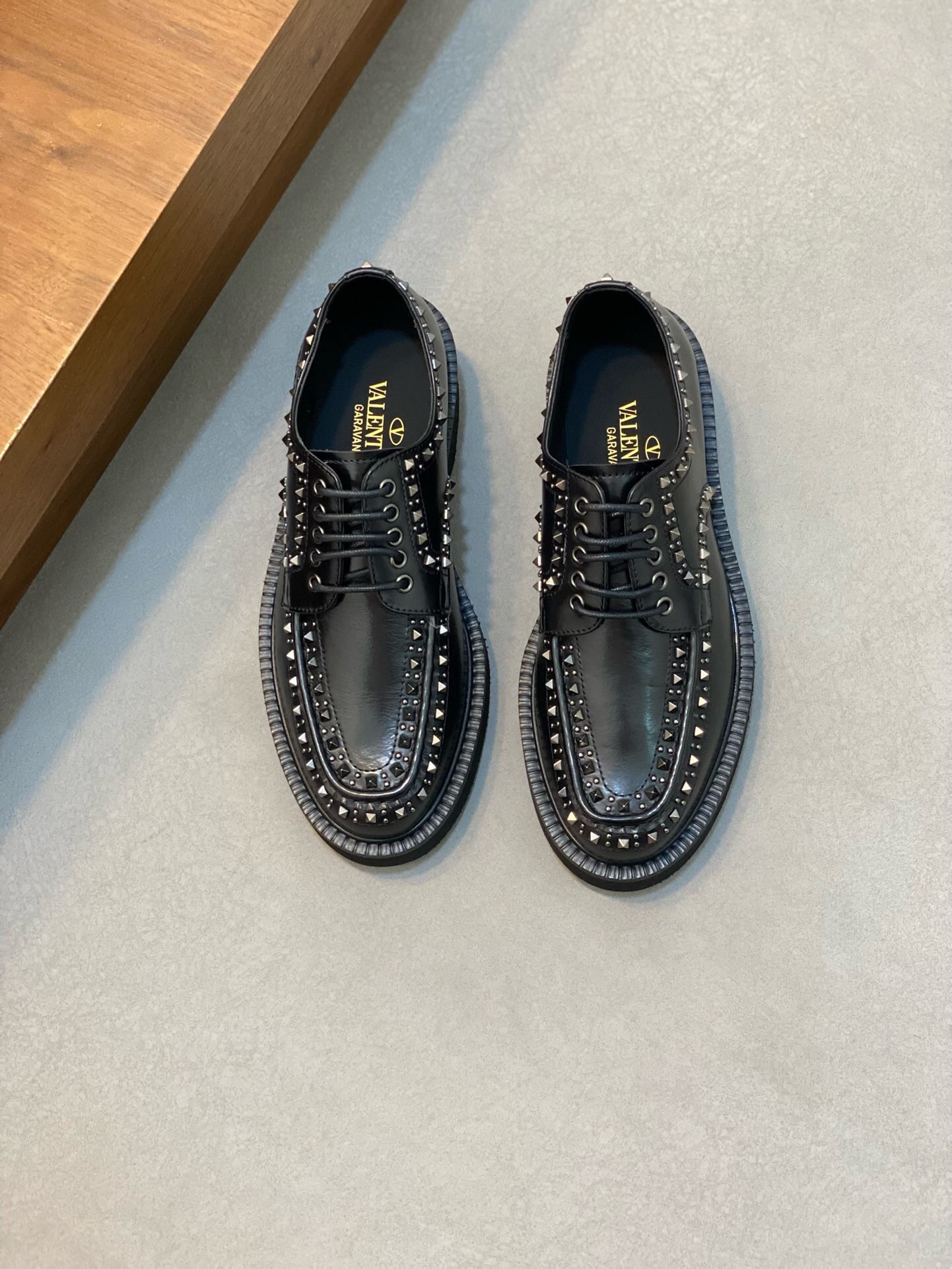 NO:217670,Brand VALENTINO Color Original Color Number 39-44 Customized 38.45.46 Price Material Valentino Casual Leather Shoes The same style of the counter is the best imported cowhide head layer cowhide inner cowhide footbed style atmospheric footwear, perfect flow line, high quality workmanship 1:1 accurate reproduction, pure handmade to create a comfortable wearing experience Original private model outsole, Valentino leather shoes, valentino, valentino, cowhide19860909品牌VALENTINO 颜色原版配色 码数39-44定做38.45.46 价格 材质华伦天奴休闲皮鞋 专柜同款优选进口牛皮头层牛皮内里牛皮垫脚版型大气上脚超有气质完美的流线高品质做工1:1精准复刻 纯手工打造舒适的穿着体验原版私模大底,华伦天奴皮鞋,valentino,valentino,cowhide,Men's shoes