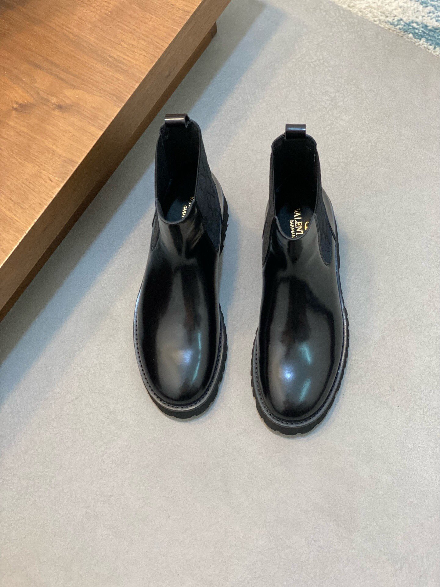 NO:219362,Brand VALENTINO Color Original Color Number 39-44 Customized 38.45 Price Material Valentino New Men's Boots The same style of the counter is the best imported cowhide head layer cowhide inner cowhide footbed style atmospheric footwear, perfect flow line, high quality workmanship 1:1 accurate reproduction, pure handmade to create a comfortable wearing experience Original private model outsole, Valentino leather shoes, valentino, valentino, boots, cowhide19860909品牌VALENTINO 颜色原版配色 码数39-44定做38.45 价格 材质华伦天奴新款男靴 专柜同款优选进口牛皮头层牛皮内里牛皮垫脚版型大气上脚超有气质完美的流线高品质做工1:1精准复刻 纯手工打造舒适的穿着体验原版私模大底,华伦天奴皮鞋,valentino,valentino,boots,cowhide,Men's shoes