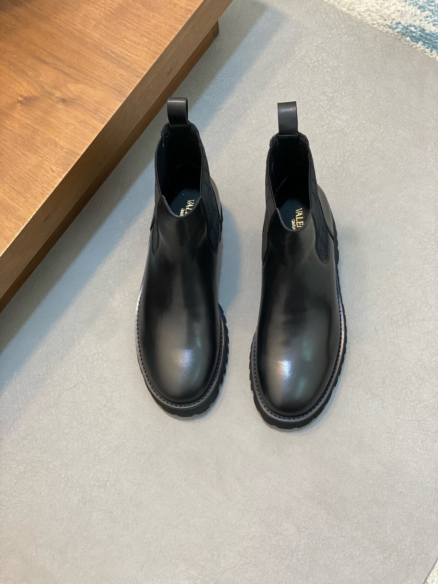 NO:217593,Brand VALENTINO Color Original Color Number 39-44 Customized 38.45 Price Material Valentino New Men's Boots The same style of the counter is the best imported cowhide head layer cowhide inner cowhide footbed style atmospheric footwear, perfect flow line, high quality workmanship 1:1 accurate reproduction, pure handmade to create a comfortable wearing experience Original private model outsole, Valentino leather shoes, valentino, valentino, boots, cowhide19860909品牌VALENTINO 颜色原版配色 码数39-44定做38.45 价格 材质华伦天奴新款男靴 专柜同款优选进口牛皮头层牛皮内里牛皮垫脚版型大气上脚超有气质完美的流线高品质做工1:1精准复刻 纯手工打造舒适的穿着体验原版私模大底,华伦天奴皮鞋,valentino,valentino,boots,cowhide,Men's shoes