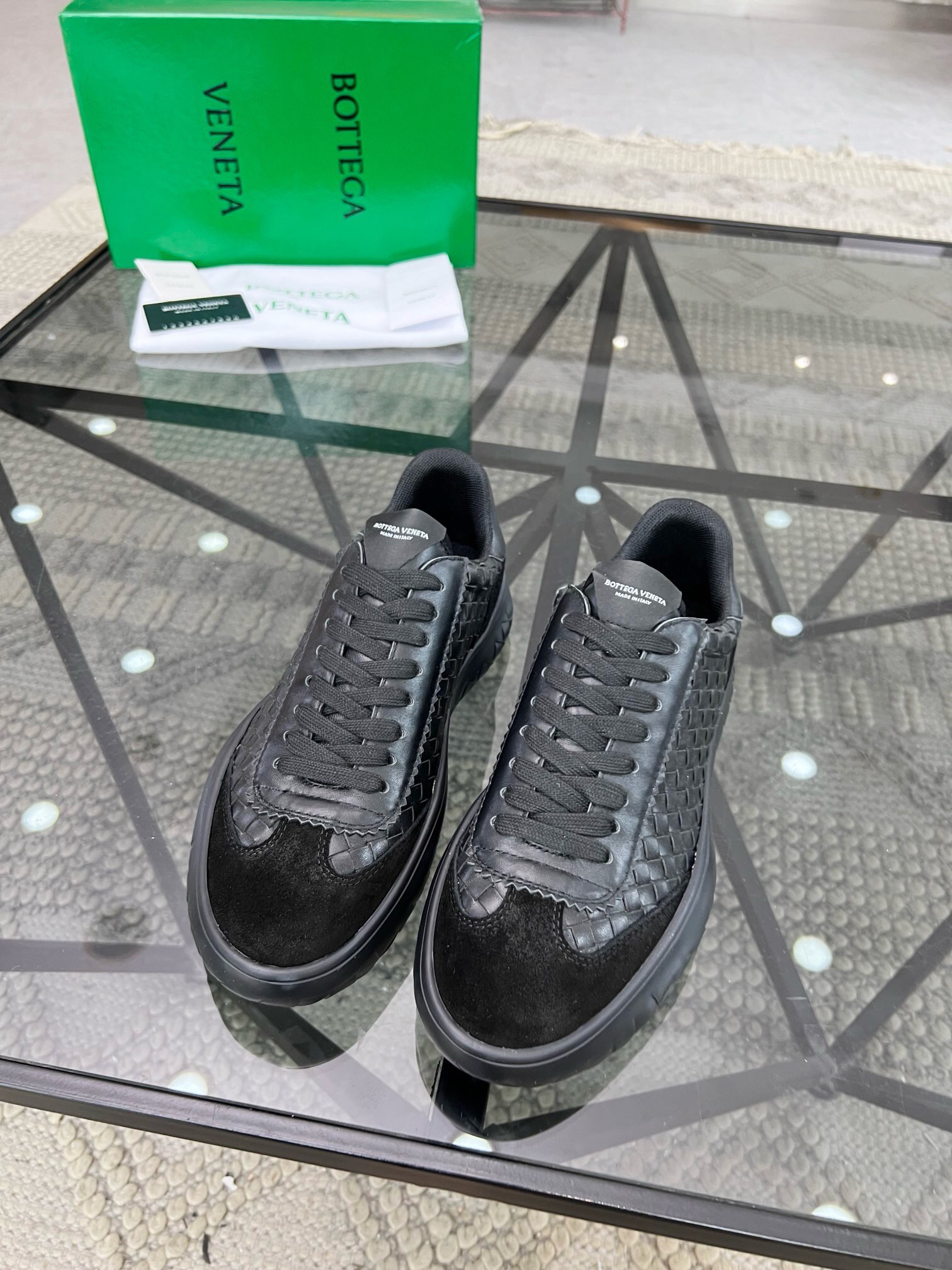 NO:218955,Brand BOTTEGA VENETA color original color matching code number 39-44 customized 38.45 price Material new style casual shoes!  High quality real shots Simple design, rigorous workmanship, fine upper, cowhide, made to create a fashionable headline mesh footbed   breathable mesh inner lining original outsole top foot fashionable atmospheric, BV casual shoes, bottega veneta, bottega veneta, cowhide19860909品牌BOTTEGA VENETA 颜色原版配色 码数39-44定做38.45 价格 材质宝缇嘉新款 休闲鞋！高质 实拍 简约设计做工严谨精细鞋面牛皮编织制作打造出时尚头条网布垫脚 透气网布内里原版大底上脚时尚 大气,BV休闲鞋,bottega veneta,bottega veneta,cowhide,Men's shoes