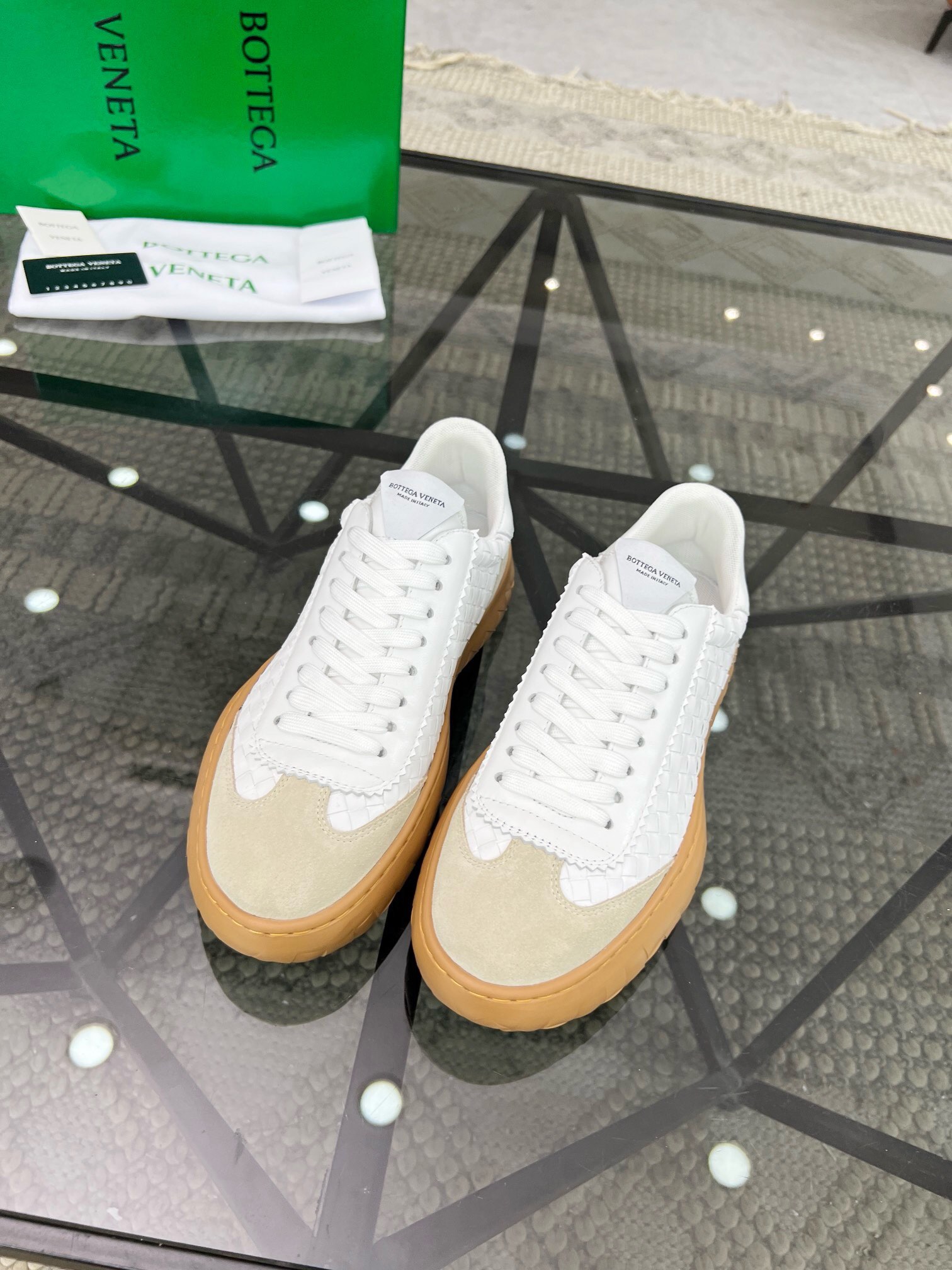 NO:217366,Brand BOTTEGA VENETA color original color matching code number 39-44 customized 38.45 price Material new style casual shoes!  High quality real shots Simple design, rigorous workmanship, fine upper, cowhide, made to create a fashionable headline mesh footbed   breathable mesh inner lining original outsole top foot fashionable atmospheric, BV casual shoes, bottega veneta, bottega veneta, cowhide19860909品牌BOTTEGA VENETA 颜色原版配色 码数39-44定做38.45 价格 材质宝缇嘉新款 休闲鞋！高质 实拍 简约设计做工严谨精细鞋面牛皮编织制作打造出时尚头条网布垫脚 透气网布内里原版大底上脚时尚 大气,BV休闲鞋,bottega veneta,bottega veneta,cowhide,Men's shoes