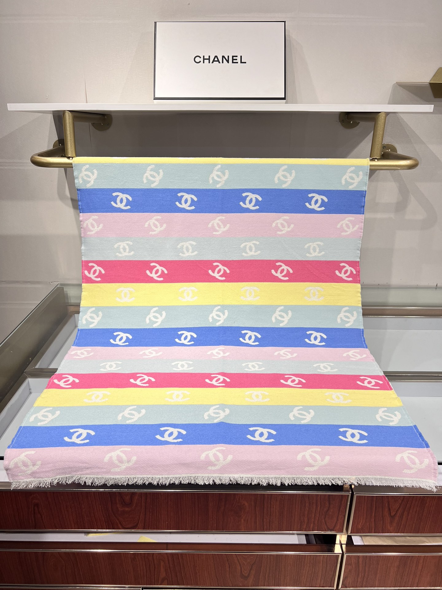 💟小香彩虹围巾，24c 新品彩虹亮丝围巾披肩，独家首发，买一条=买两条用，双面可用，黑色一面带有细闪，很