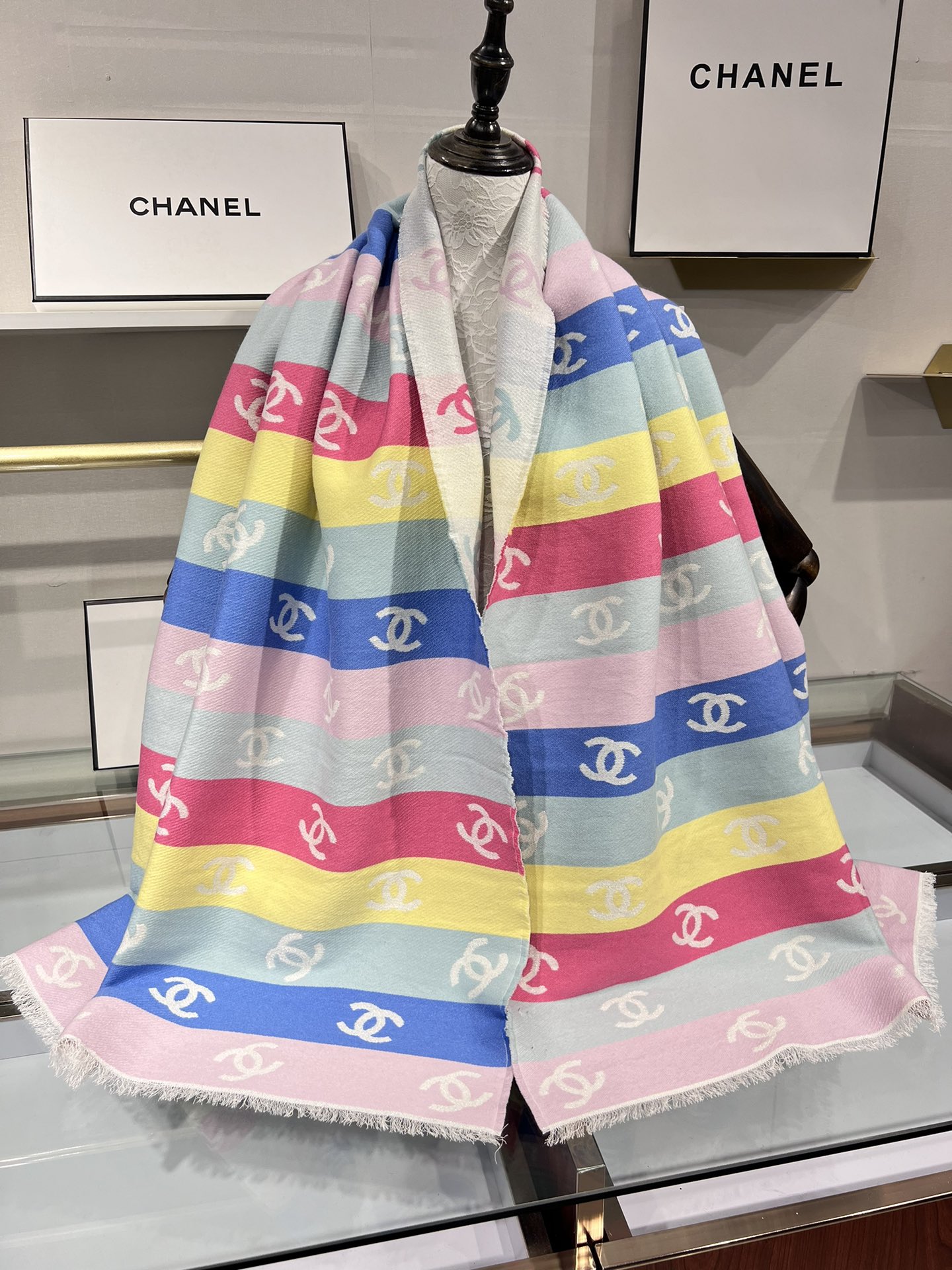 💟小香彩虹围巾，24c 新品彩虹亮丝围巾披肩，独家首发，买一条=买两条用，双面可用，黑色一面带有细闪，很