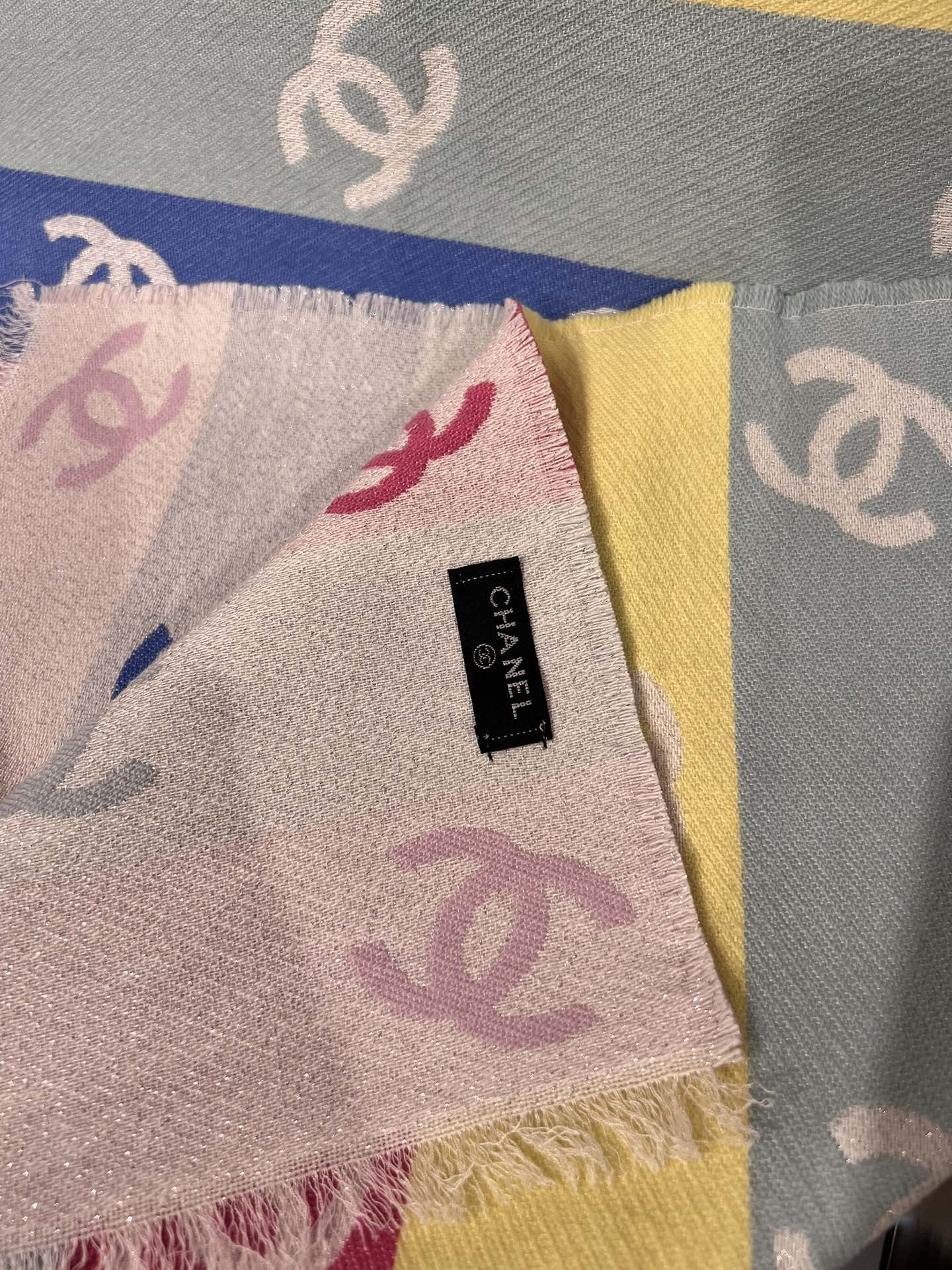 💟小香彩虹围巾，24c 新品彩虹亮丝围巾披肩，独家首发，买一条=买两条用，双面可用，黑色一面带有细闪，很