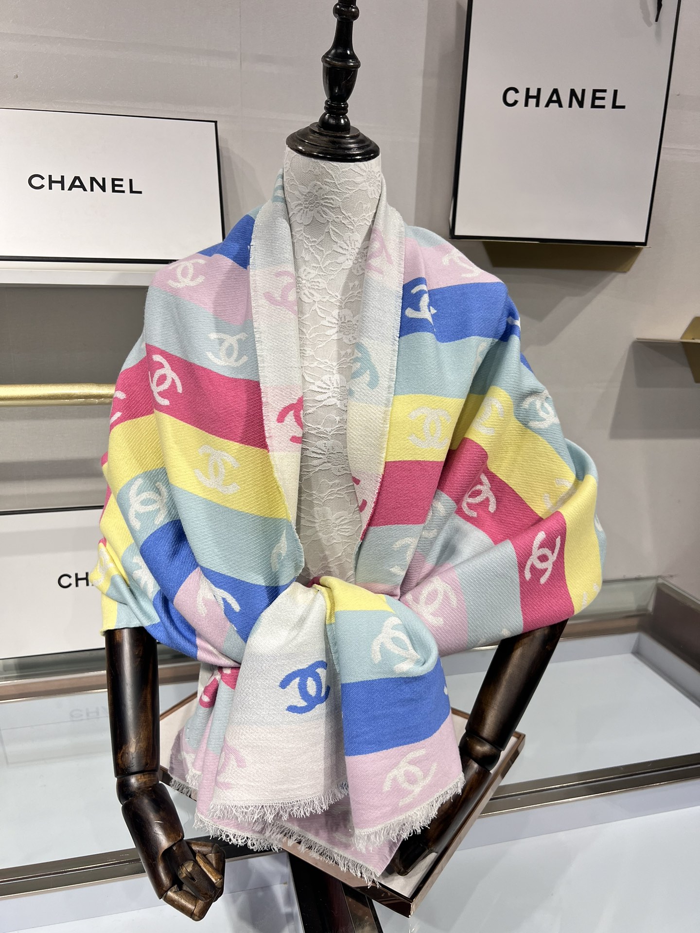 💟小香彩虹围巾，24c 新品彩虹亮丝围巾披肩，独家首发，买一条=买两条用，双面可用，黑色一面带有细闪，很