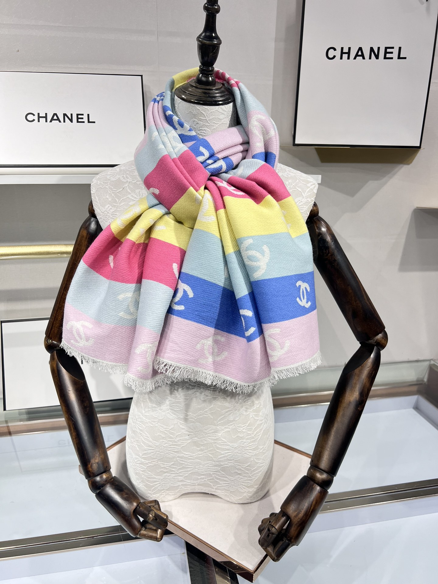 💟小香彩虹围巾，24c 新品彩虹亮丝围巾披肩，独家首发，买一条=买两条用，双面可用，黑色一面带有细闪，很