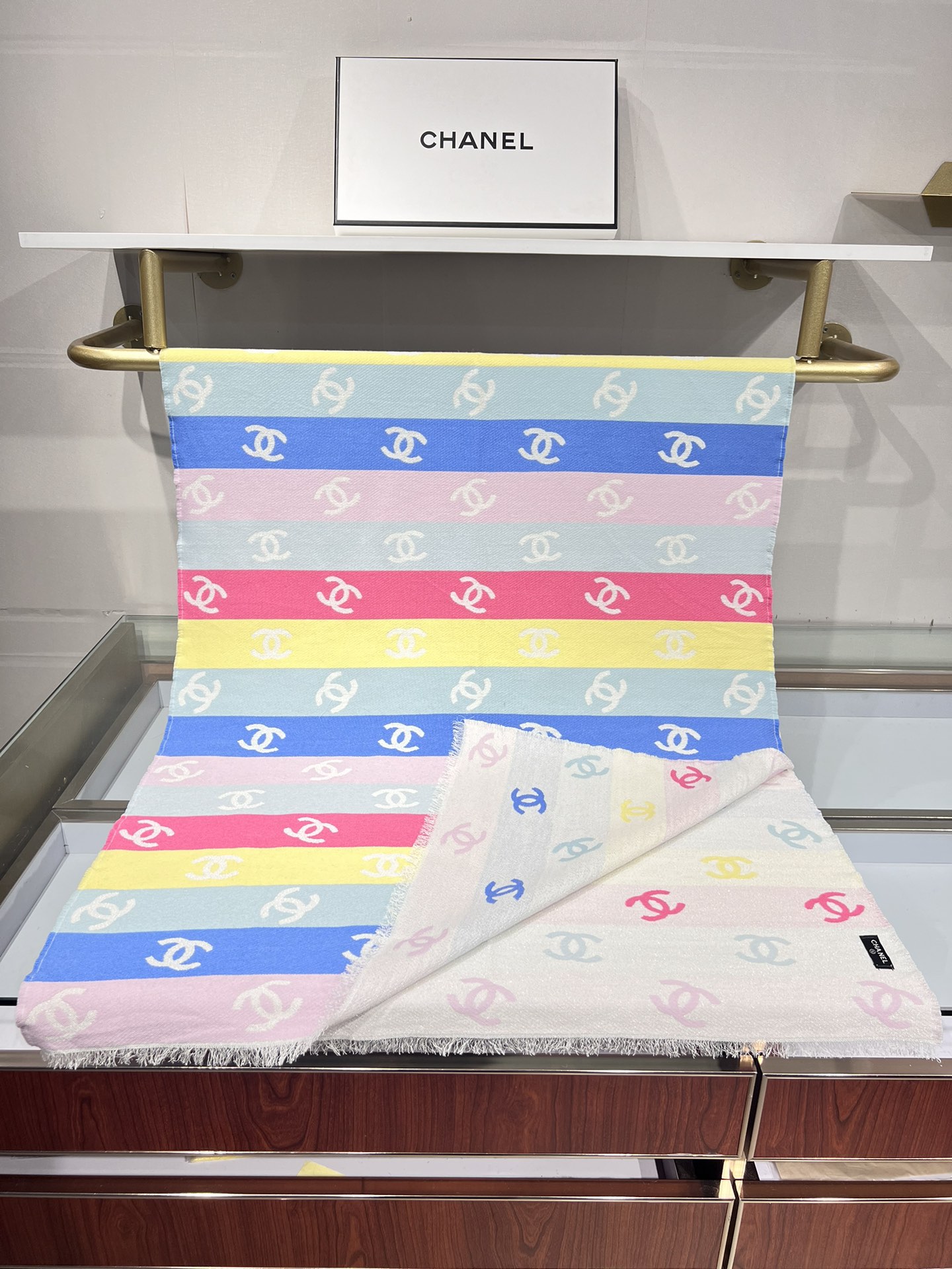 💟小香彩虹围巾，24c 新品彩虹亮丝围巾披肩，独家首发，买一条=买两条用，双面可用，黑色一面带有细闪，很