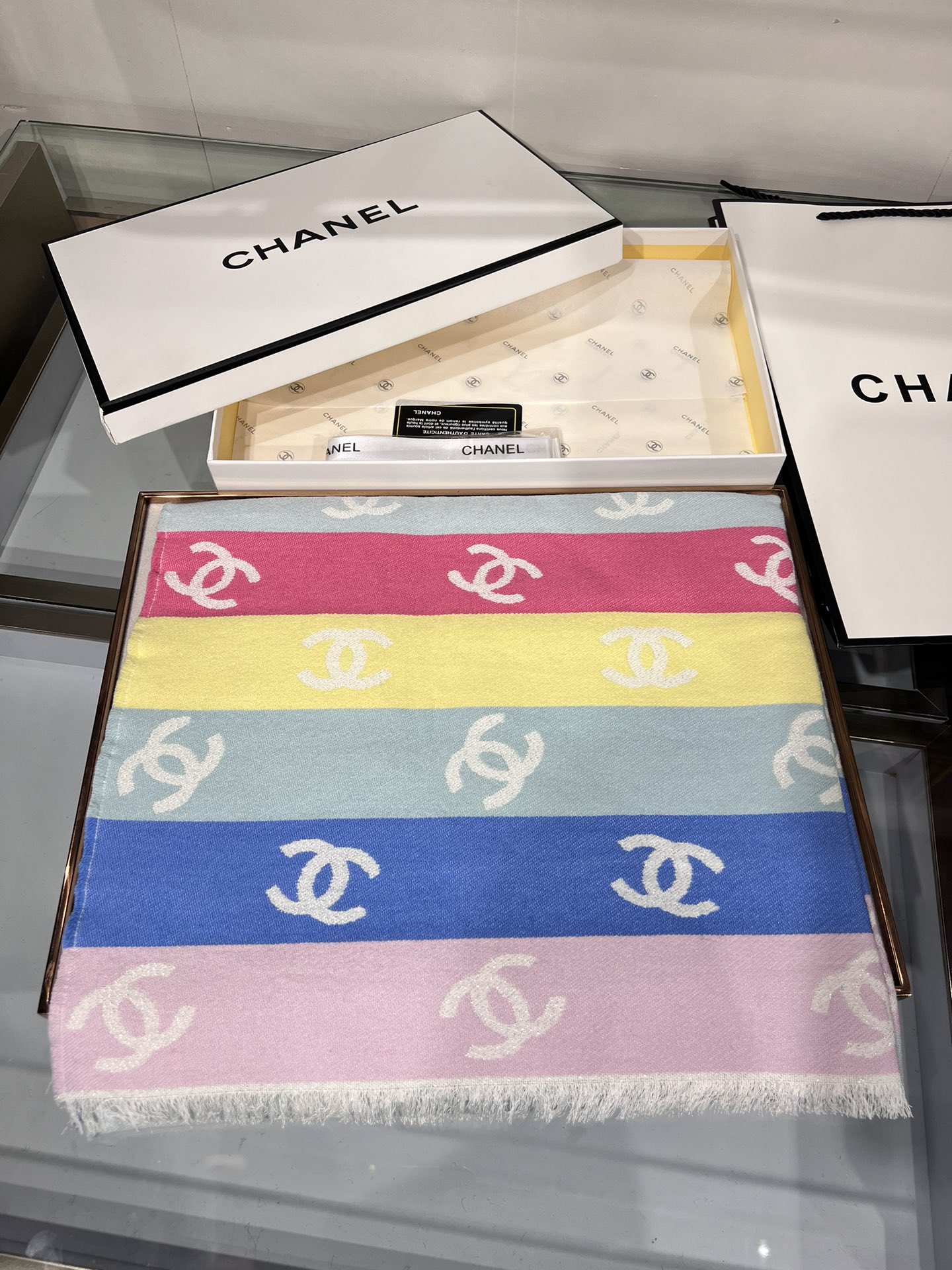 💟小香彩虹围巾，24c 新品彩虹亮丝围巾披肩，独家首发，买一条=买两条用，双面可用，黑色一面带有细闪，很