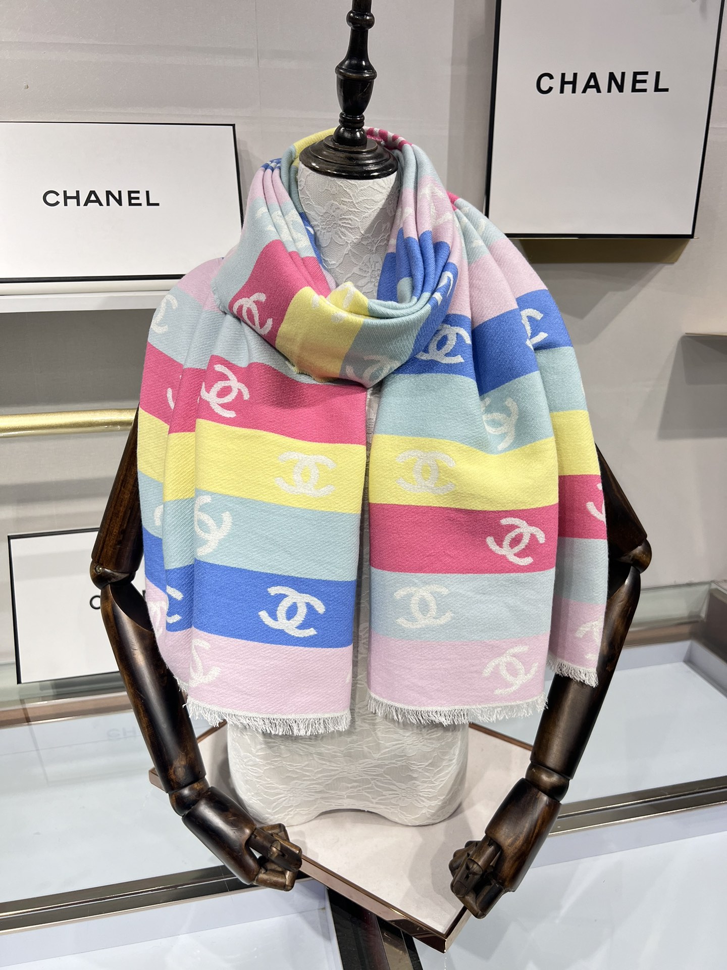 💟小香彩虹围巾，24c 新品彩虹亮丝围巾披肩，独家首发，买一条=买两条用，双面可用，黑色一面带有细闪，很