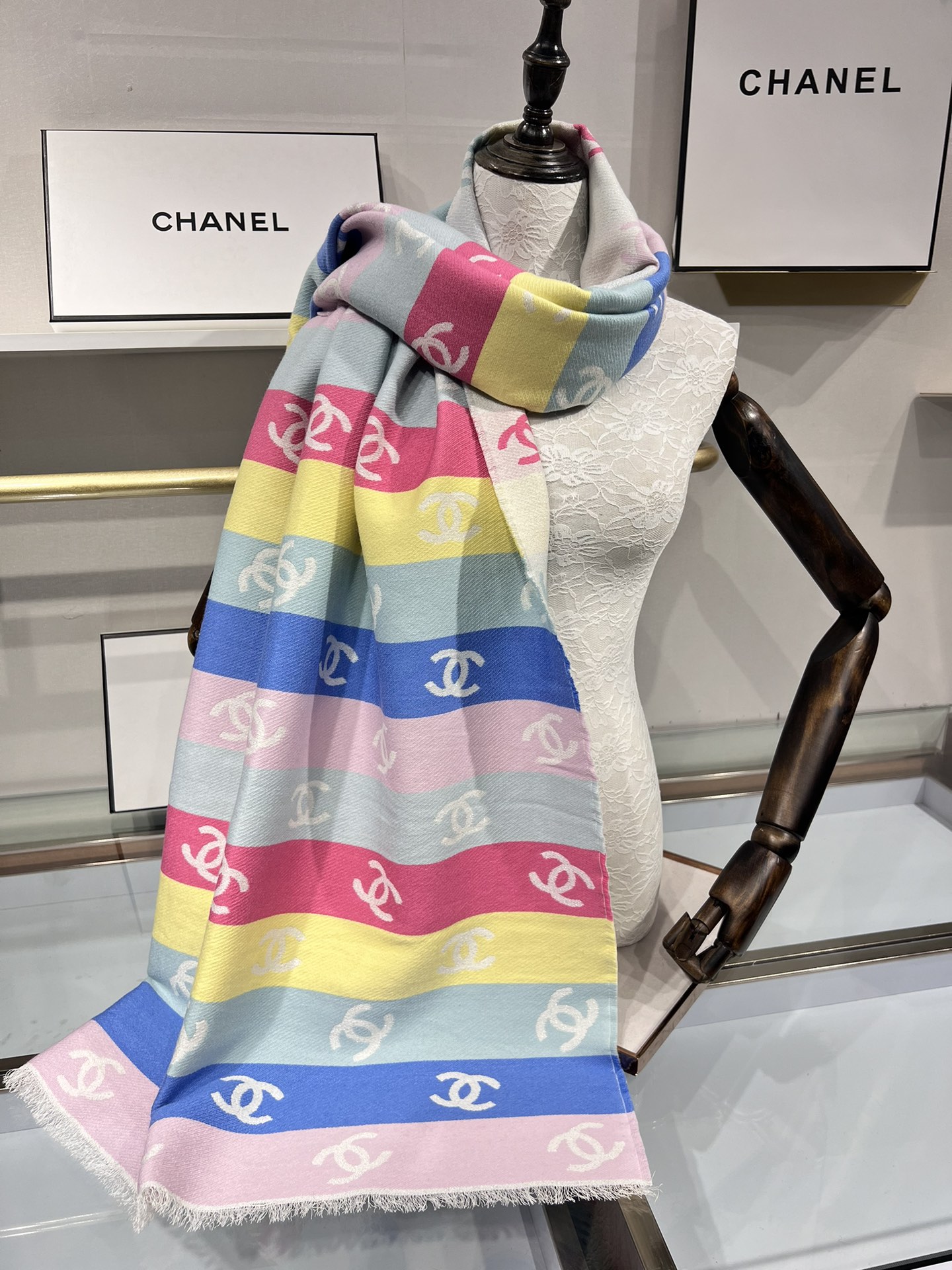 💟小香彩虹围巾，24c 新品彩虹亮丝围巾披肩，独家首发，买一条=买两条用，双面可用，黑色一面带有细闪，很