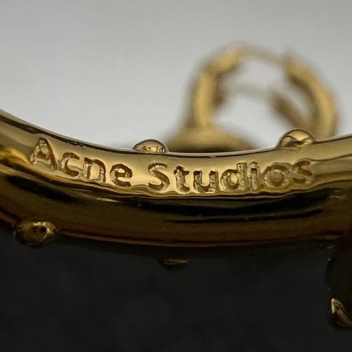 】Acne Studios 来自🇸🇪瑞典小众 高端定制  简单大方 华丽登场，很难见到如此熟悉 素雅的耳