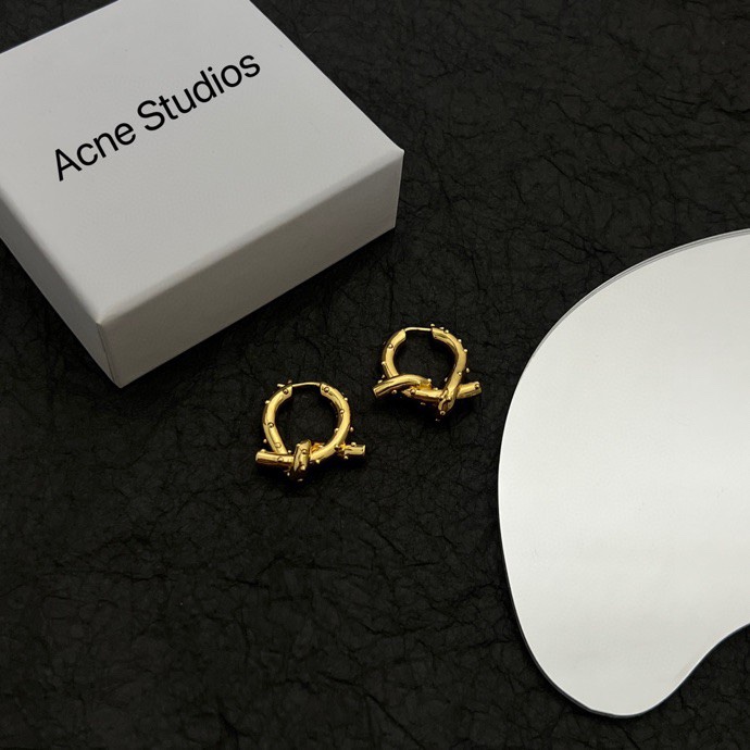 】Acne Studios 来自🇸🇪瑞典小众 高端定制  简单大方 华丽登场，很难见到如此熟悉 素雅的耳