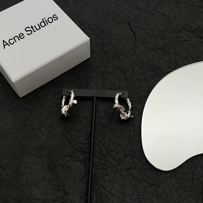 】Acne Studios 来自🇸🇪瑞典小众 高端定制  简单大方 华丽登场，很难见到如此熟悉 素雅的耳