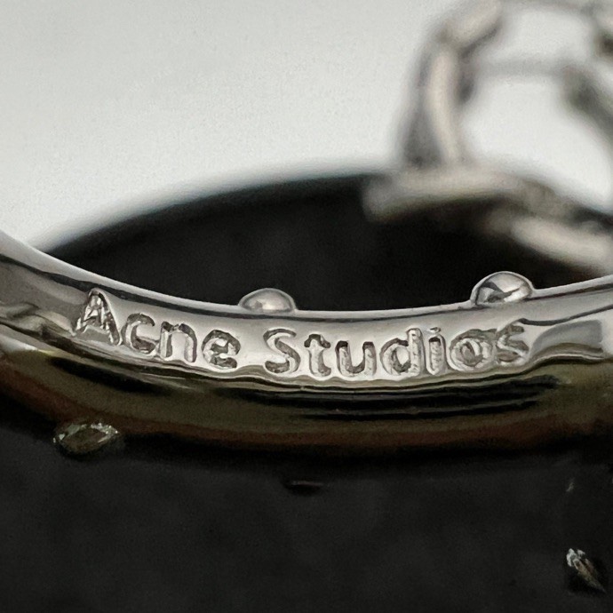 】Acne Studios 来自🇸🇪瑞典小众 高端定制  简单大方 华丽登场，很难见到如此熟悉 素雅的耳