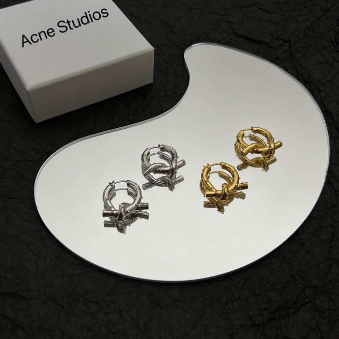 】Acne Studios 来自🇸🇪瑞典小众 高端定制  简单大方 华丽登场，很难见到如此熟悉 素雅的耳