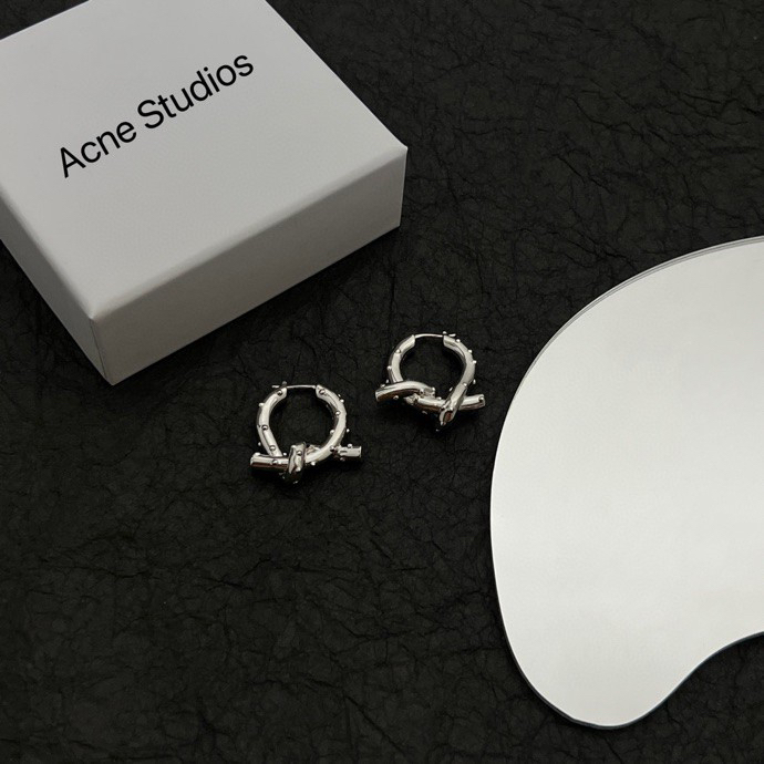 】Acne Studios 来自🇸🇪瑞典小众 高端定制  简单大方 华丽登场，很难见到如此熟悉 素雅的耳